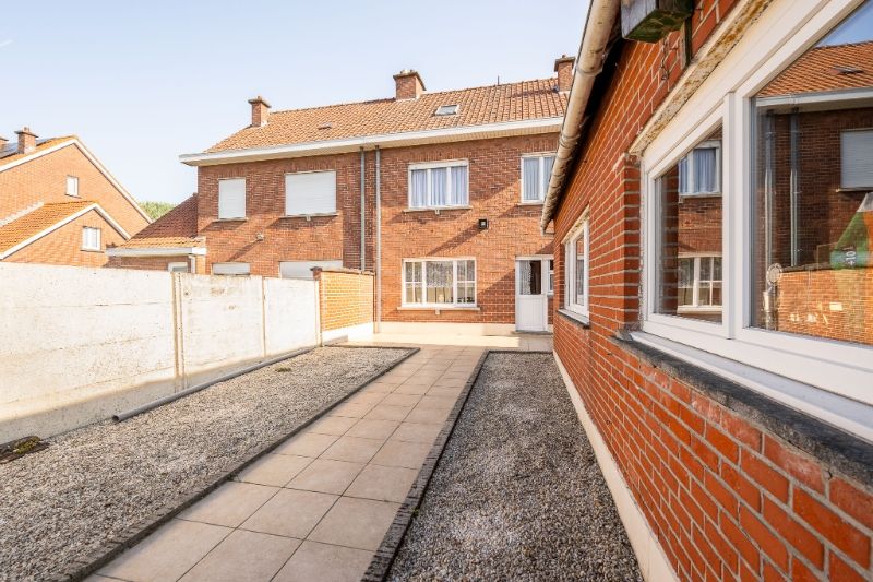 Ruime woning met 4 slpks, garage en uitweg achteraan. foto 23