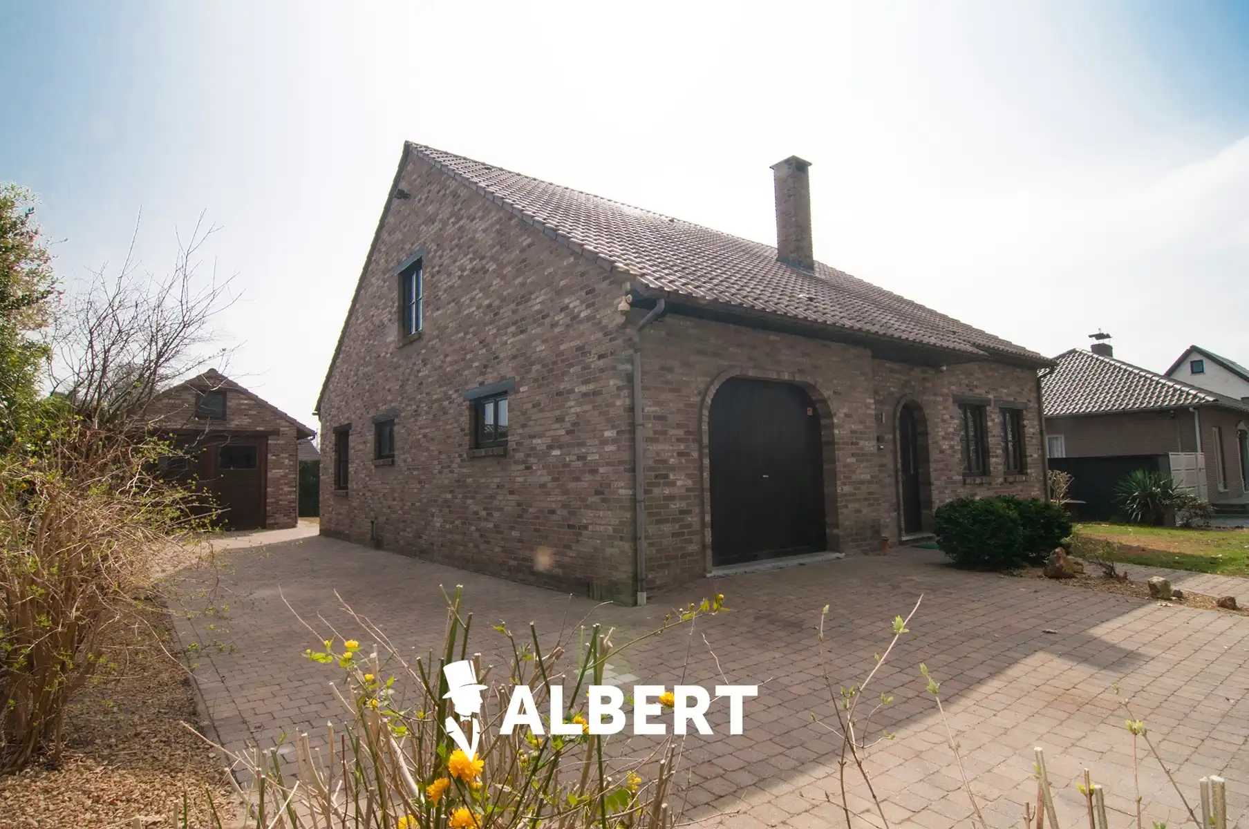 Ruime instapklare woning op toplocatie met tuin en bijgebouw foto 2