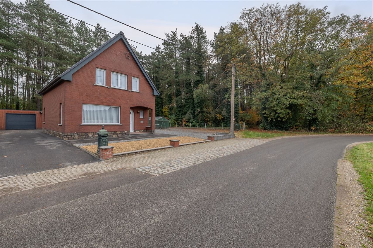 Temidden van agrarisch gebied, grenzend aan bos foto 31