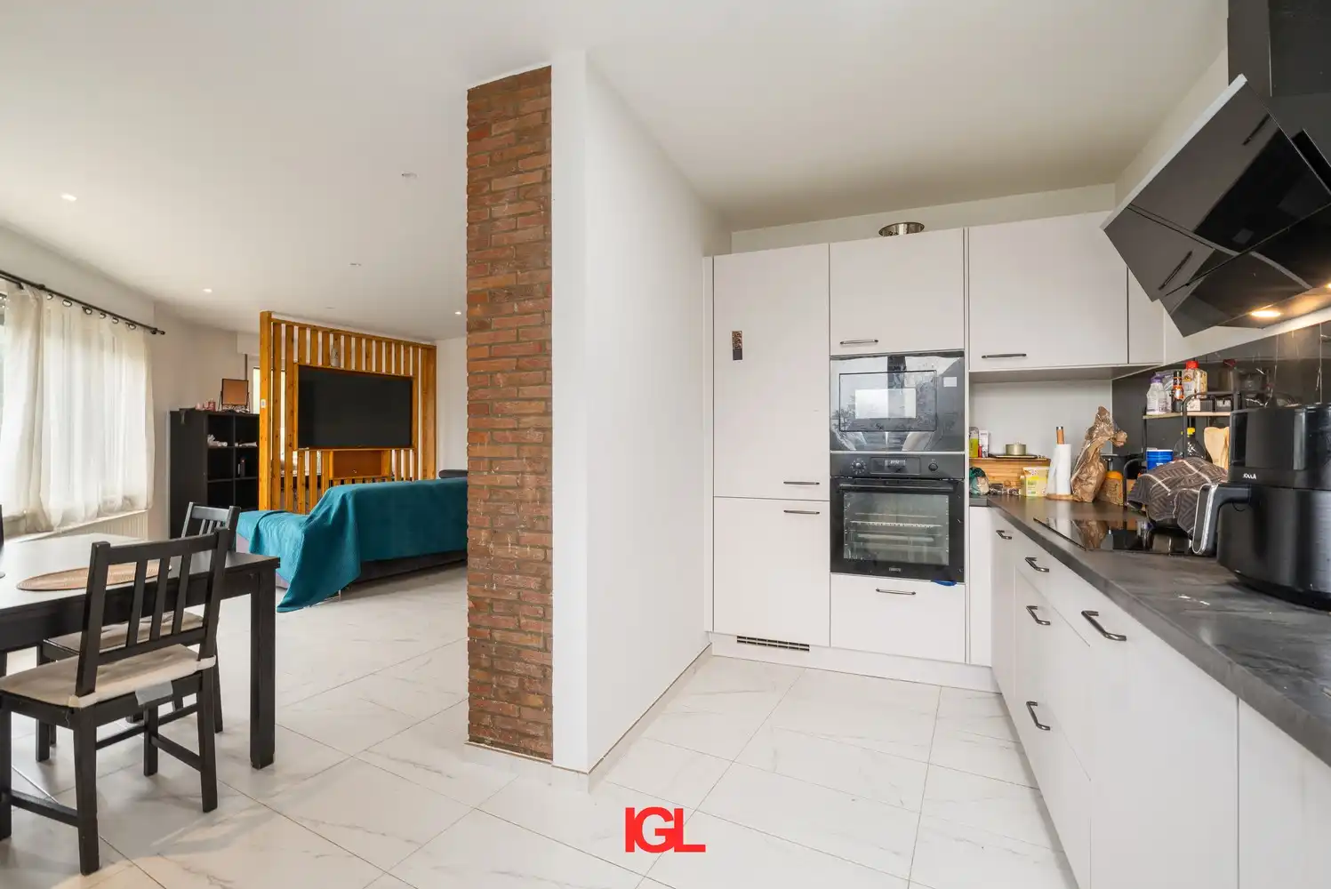Gerenoveerd gelijkvloersappartement met 2 slaapkamers & garage foto {{pictureIndex}}
