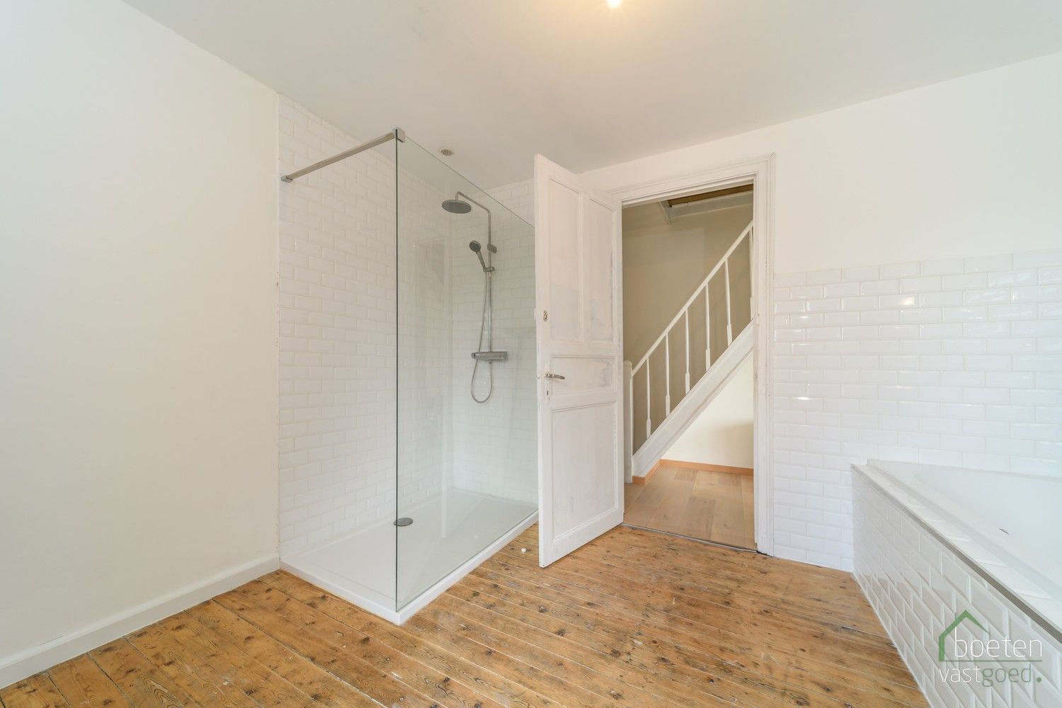 VEURNE: Goed gelegen hoekwoning, bestaande uit een gerenoveerde (handels)ruimte met eveneens (grotendeels) gerenoveerd woongedeelte. foto 14