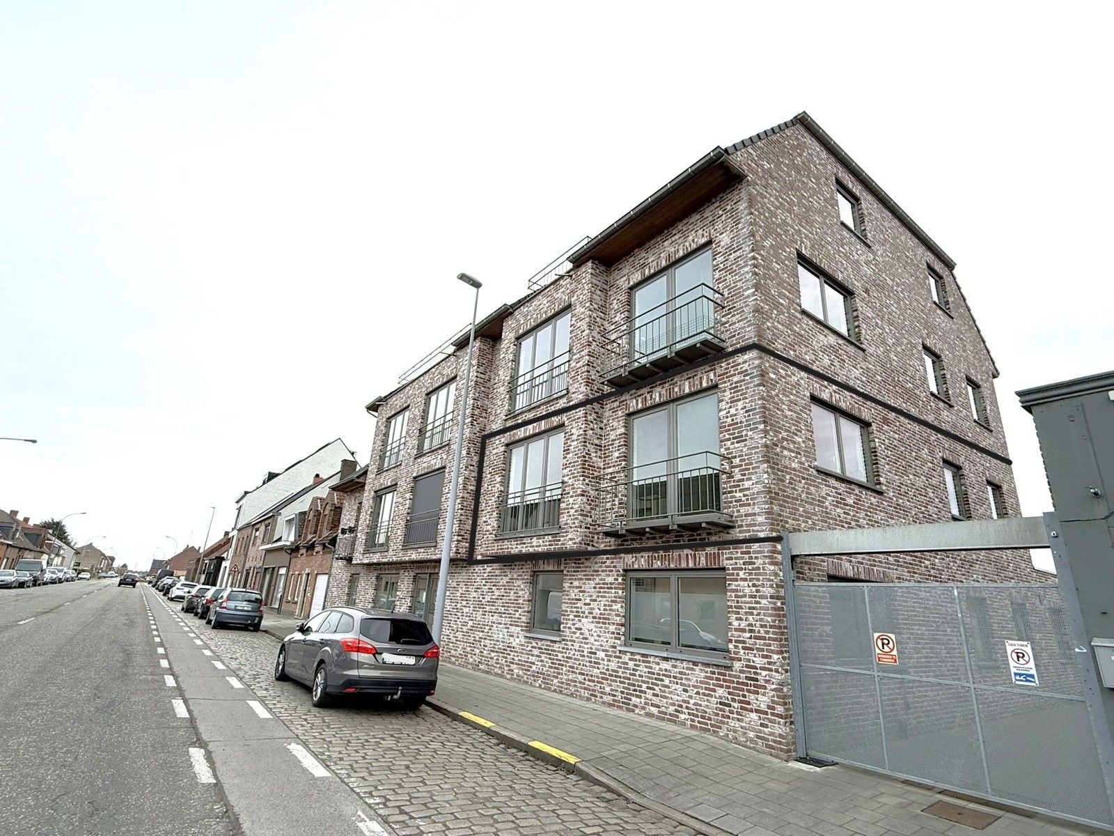 Lichtrijk tweeslaapkamerappartement met ruim terras in het centrum van Ingelmunster foto {{pictureIndex}}