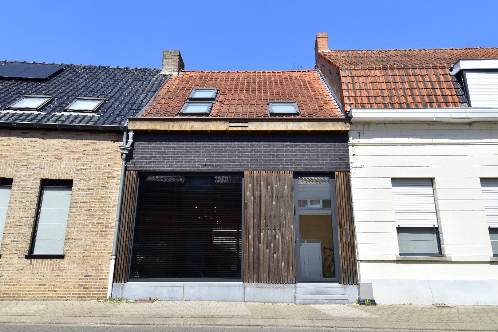 Instapklare rijwoning met 2 slaapkamers en mooi stukje tuin te koop in Moorsele foto {{pictureIndex}}