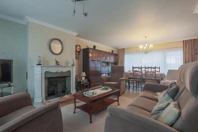 Rustig gelegen, ruime woning met 4 slaapkamers, tuin en garage. (ENERGIELABEL C) foto 2