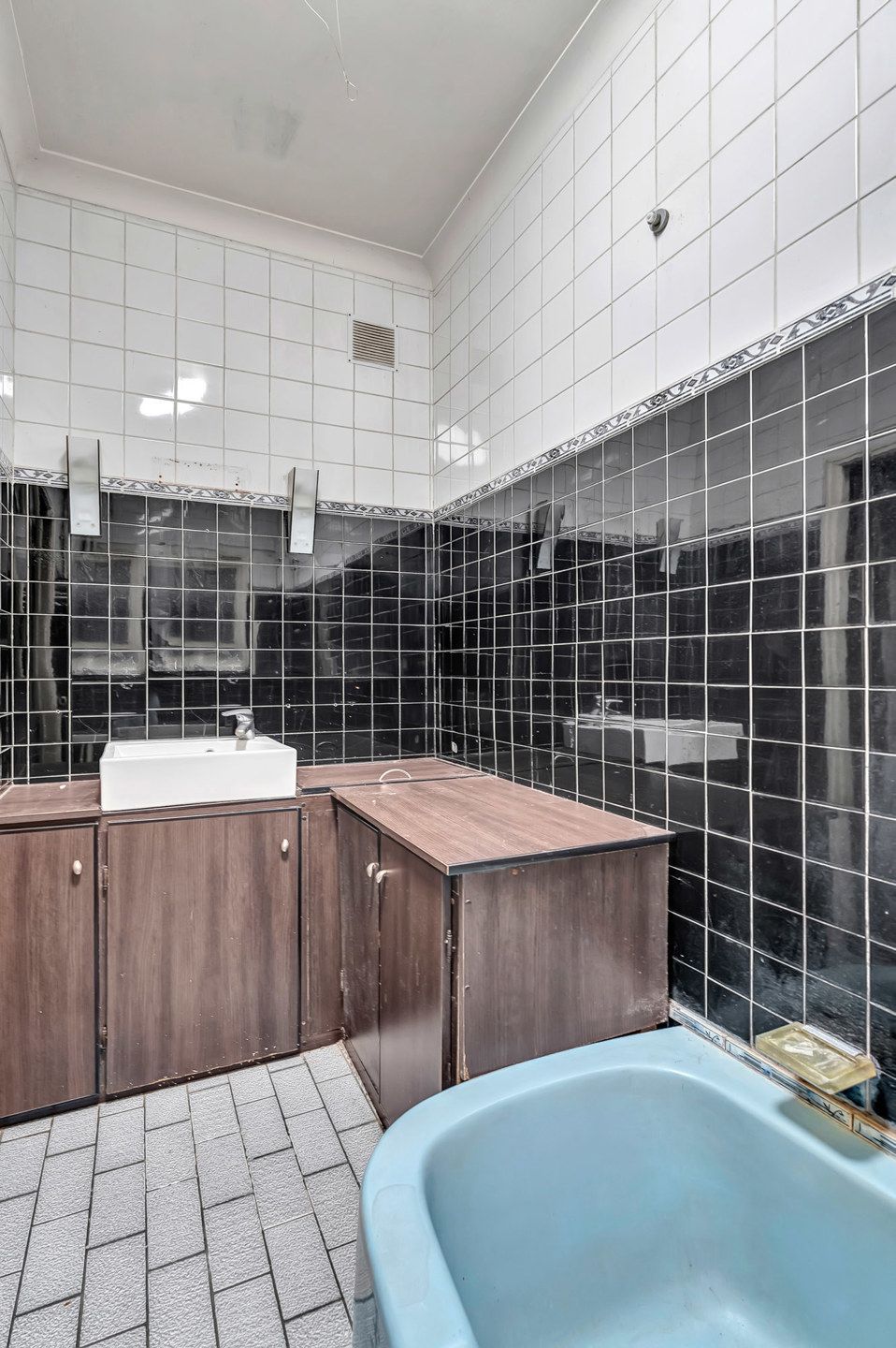 Te renoveren woning met opslagruimte/handelspand van 290 m² foto 15