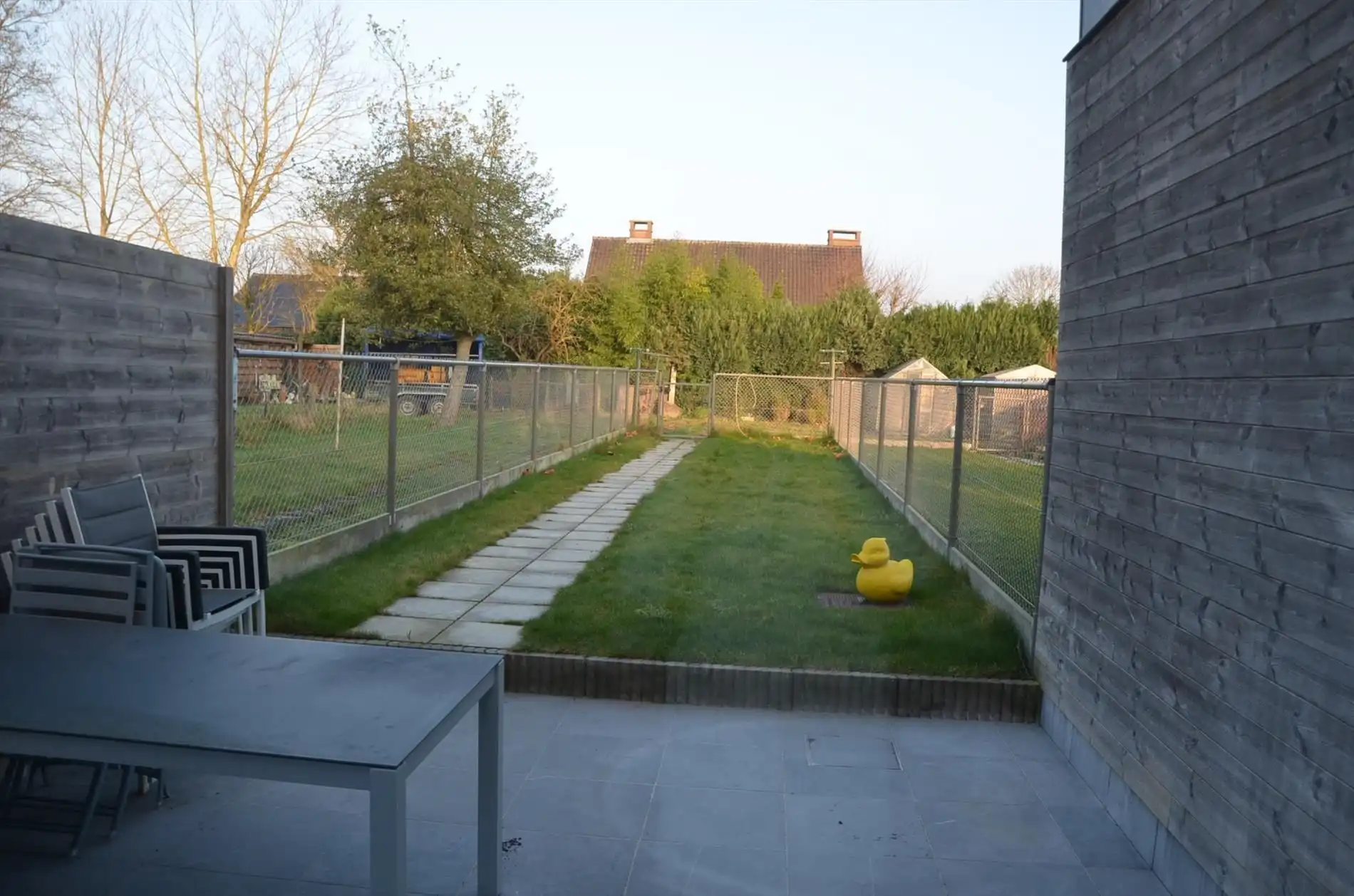 Volledig gerenoveerde, energiezuinige en instapklare rijwoning met garage, tuin en zonnepanelen in Roeselare foto 2