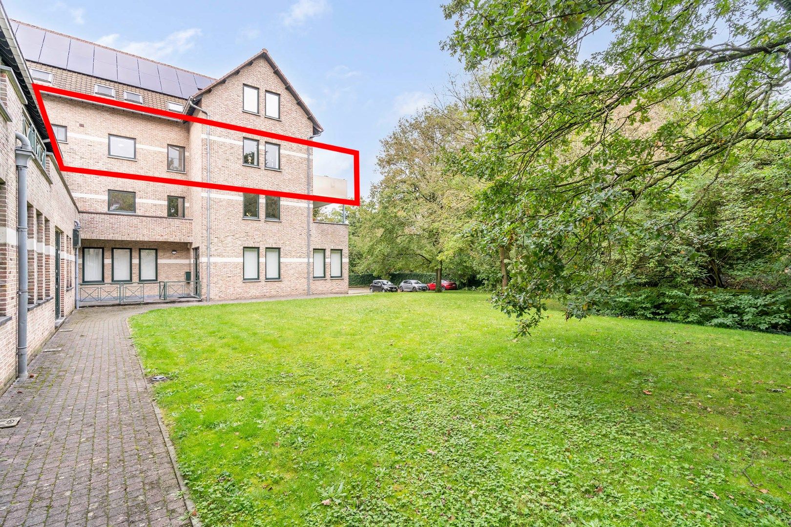 Zeer ruim appartement met terras en 3 slaapkamers in Genk, EPC-waarde 143kWh, energielabel B, Met ondergrondse parking en berging. foto 2