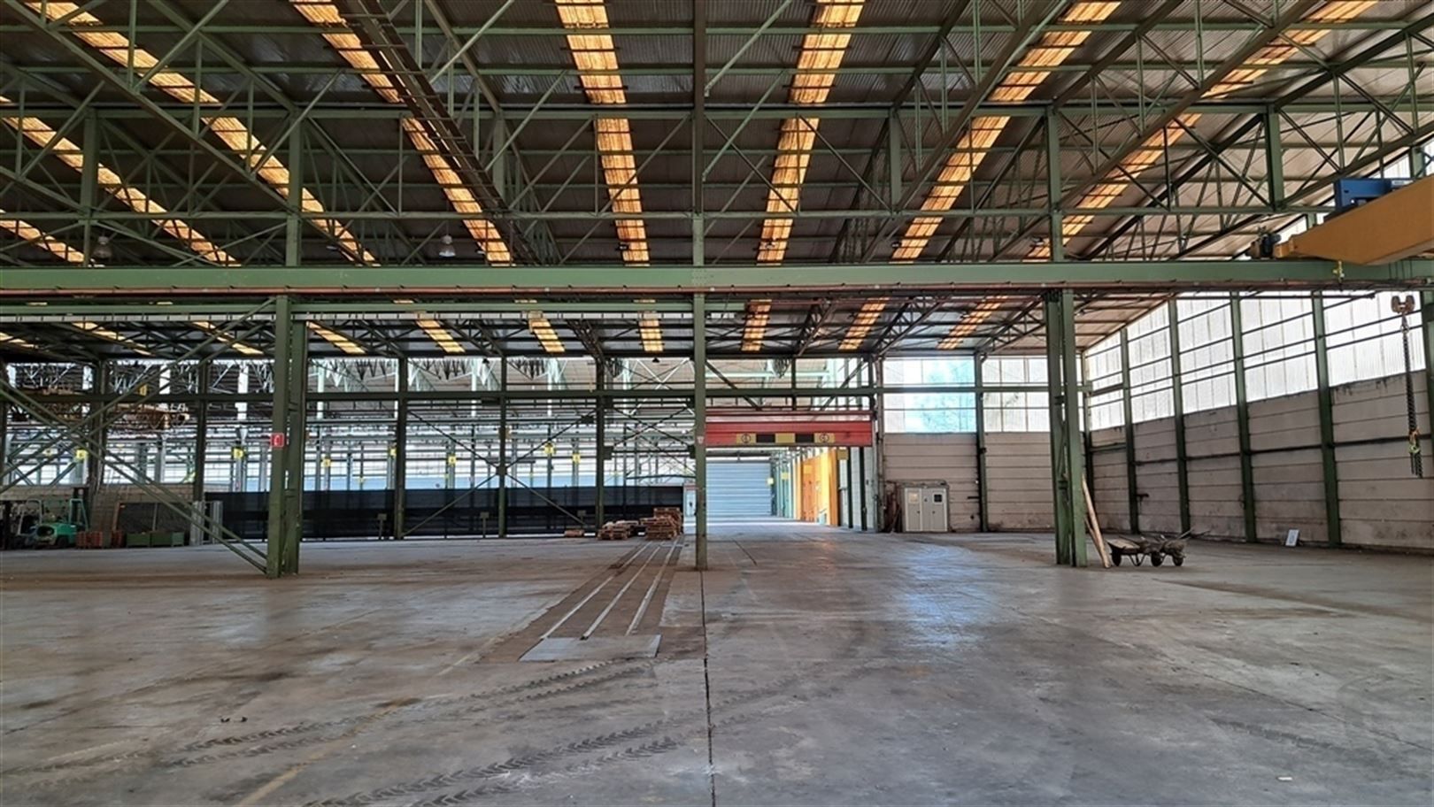 Semi-industrieel bedrijfsgebouw met laad-en loskades en rolbruggen foto 13