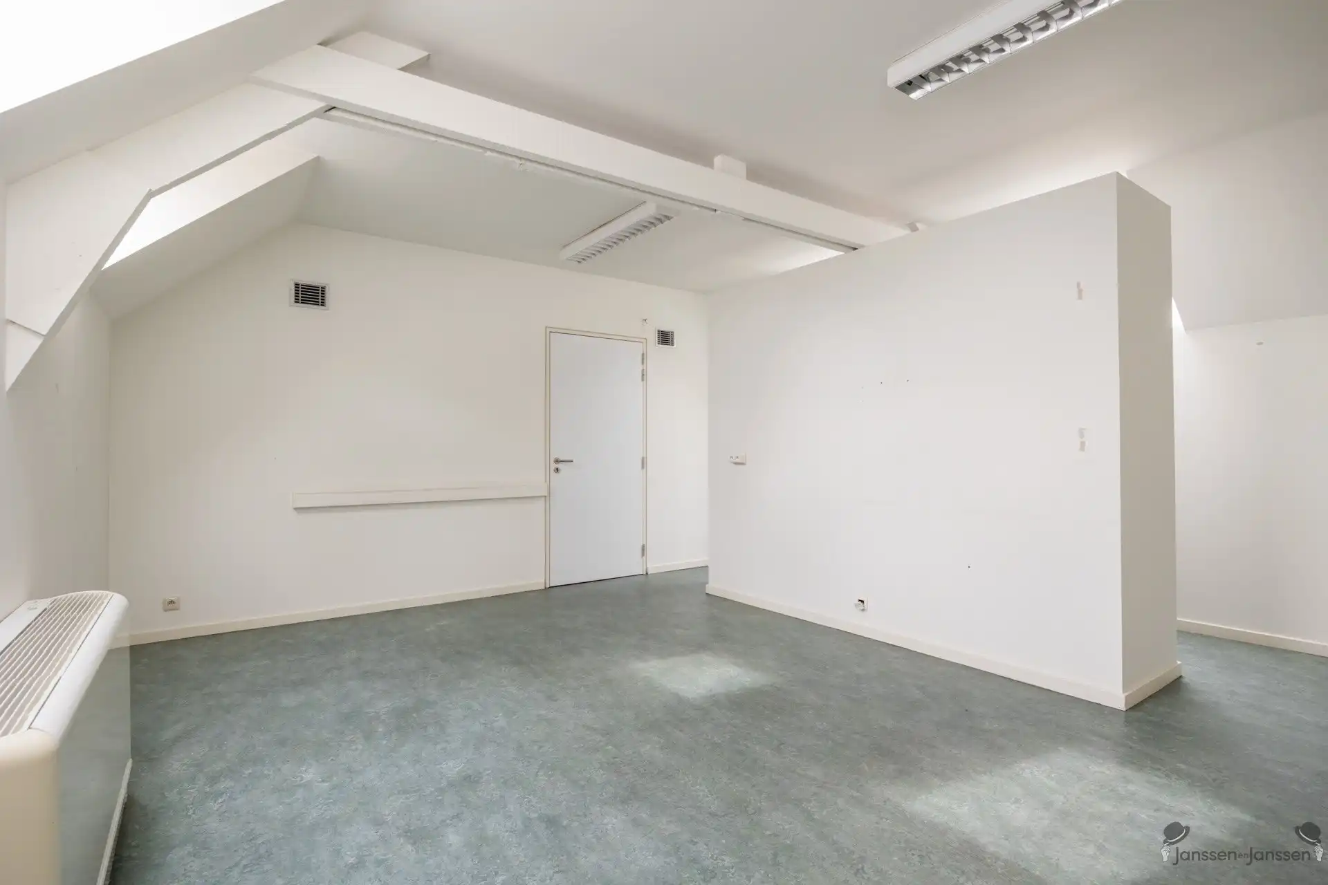 Commercieel gebouw met parkeergelegenheid! foto 39