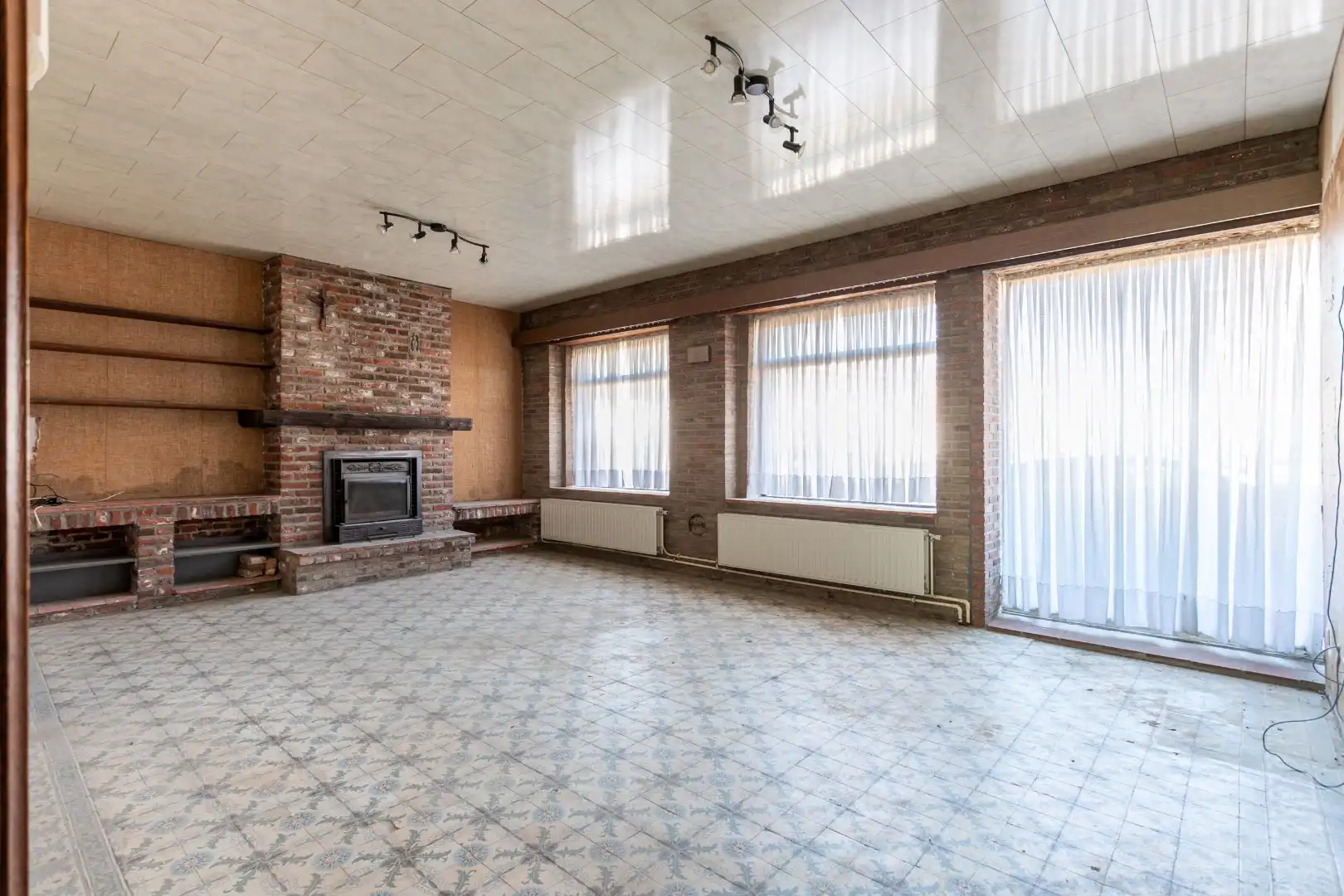 Te renoveren eigendom (317 m²) met veel potentieel, ruime tuin (6a 42ca) en dubbele achterliggende carport met toegang tot de achterliggende straat in Kester foto 6
