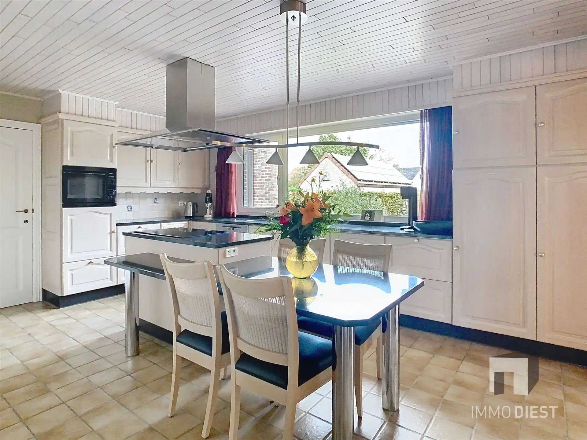 Energiezuinige en prima onderhouden gezinswoning met 4/5 slaapkamers en zwembad op 10 are. foto 15