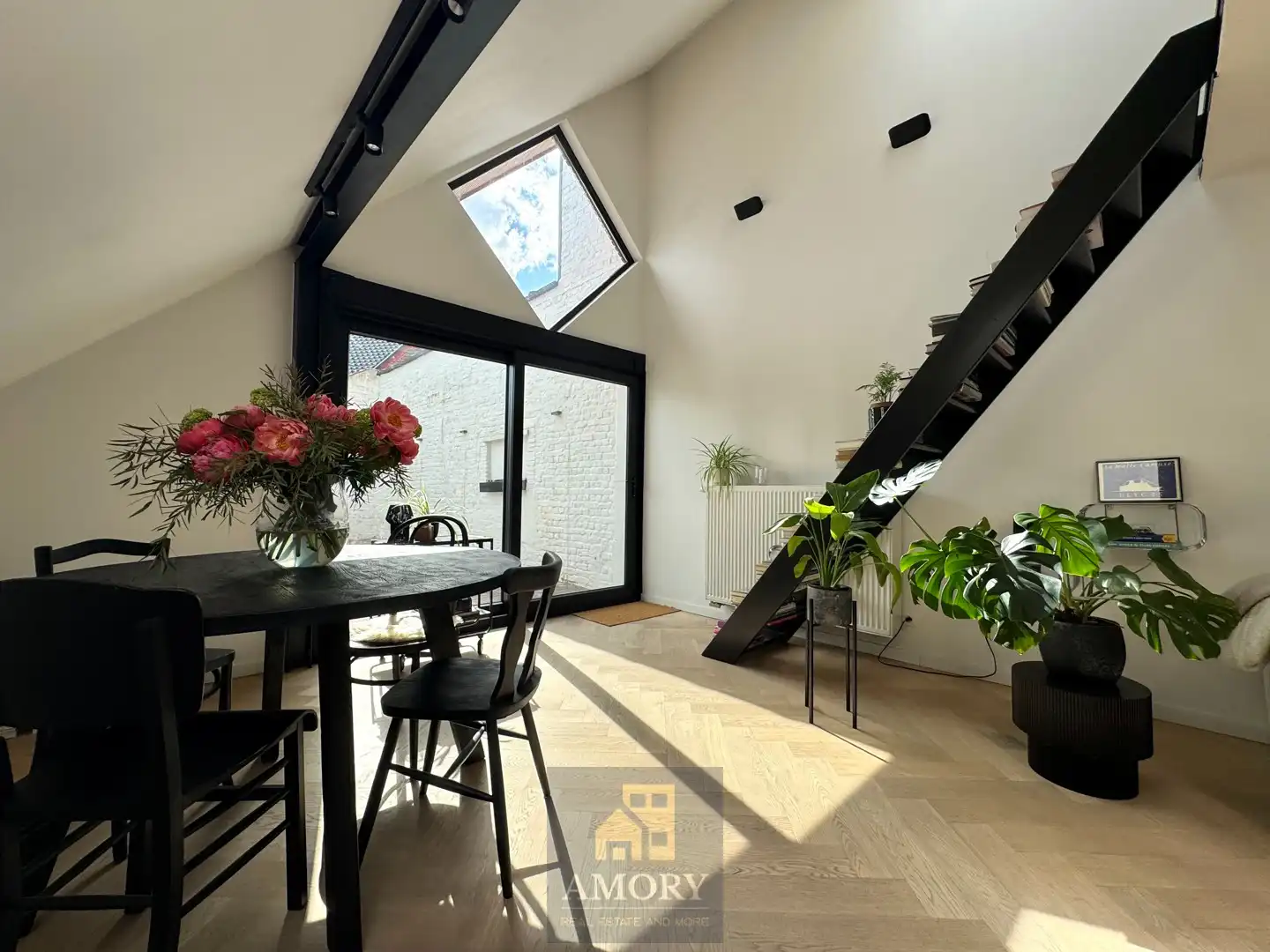 Stijlvol gerenoveerde woning in centrum Harelbeke foto 6