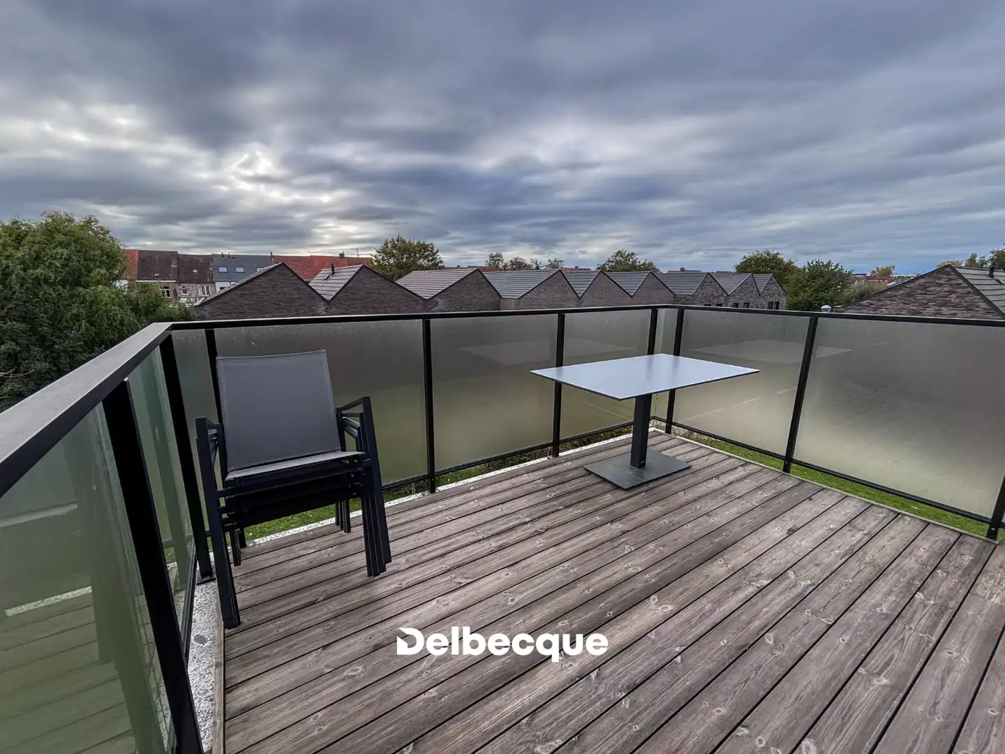 Lichtrijk dakappartement met 2 slaapkamers te Sint-Michiels. foto 6
