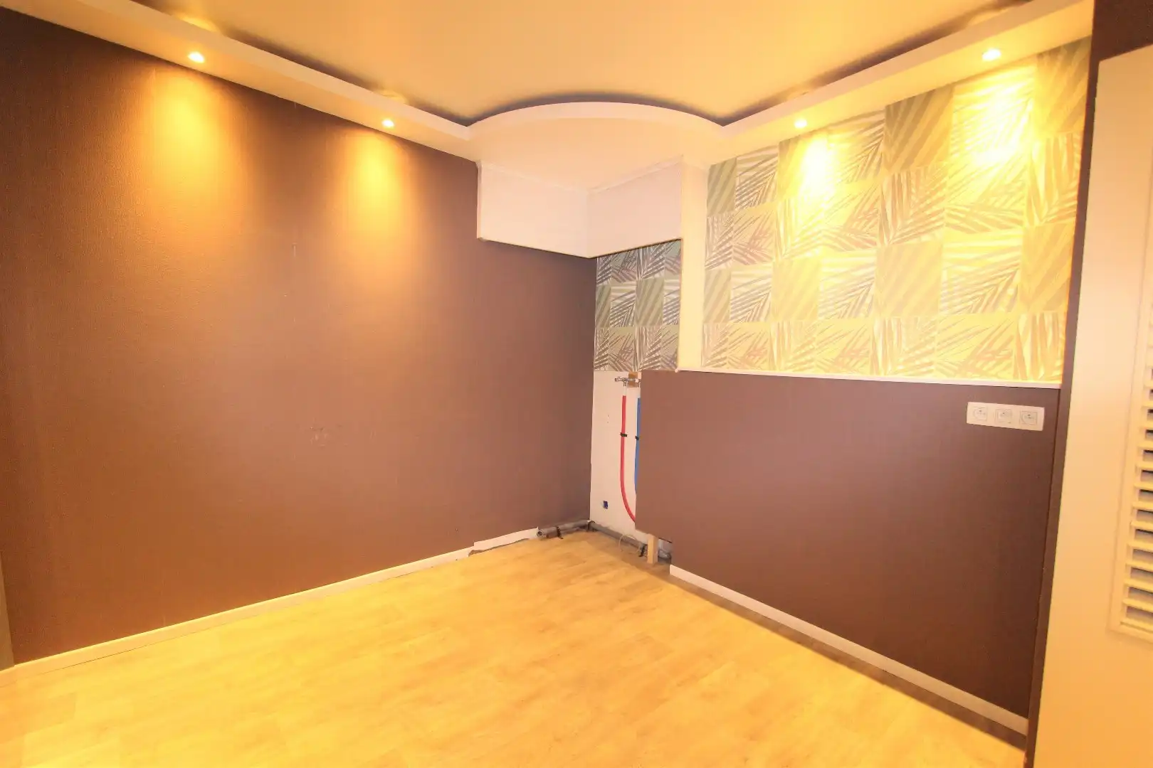 PRACHTIG GELEGEN MODERNE HANDELSWONING foto 7