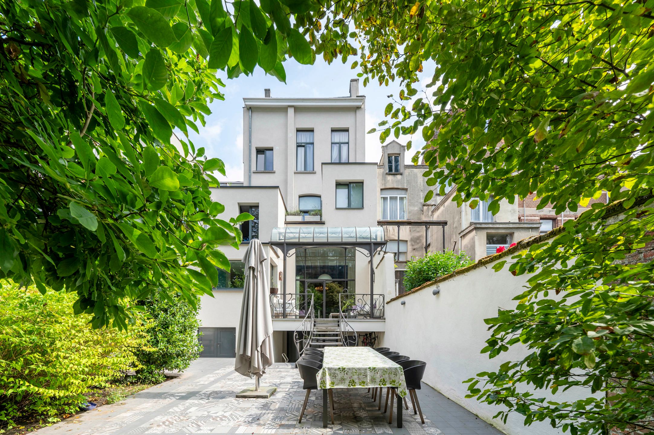 ANTWERPEN - Riant herenhuis met praktijkruimte en tuin foto 1