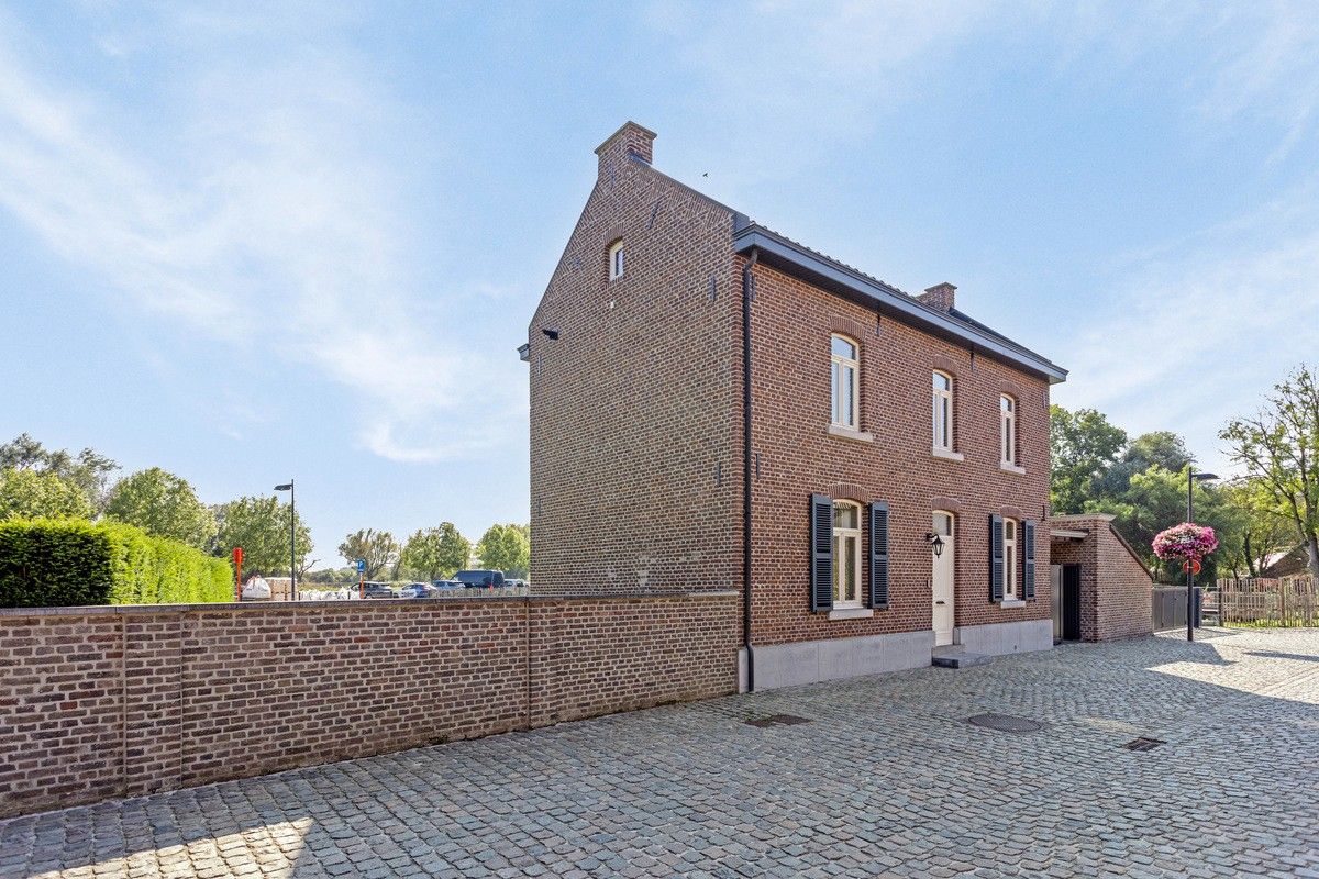 Stijlvol gerestaureerd herenhuis met authentieke flair in het historisch centrum van Oud-Rekem! foto {{pictureIndex}}