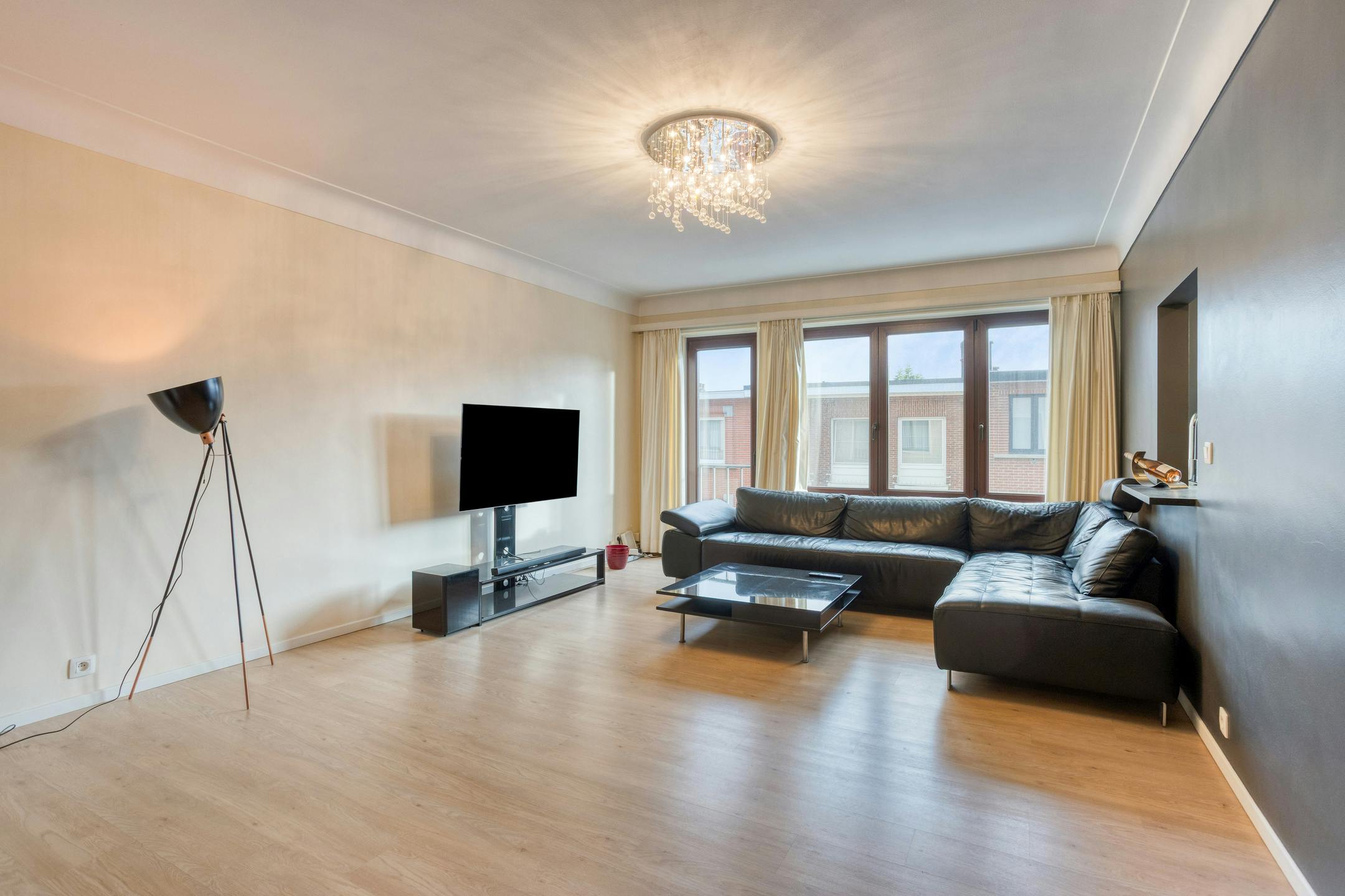 Totaal gerenoveerd appartement met 2 slaapkamers, terras en privé garagebox te centrum Strombeek foto 6