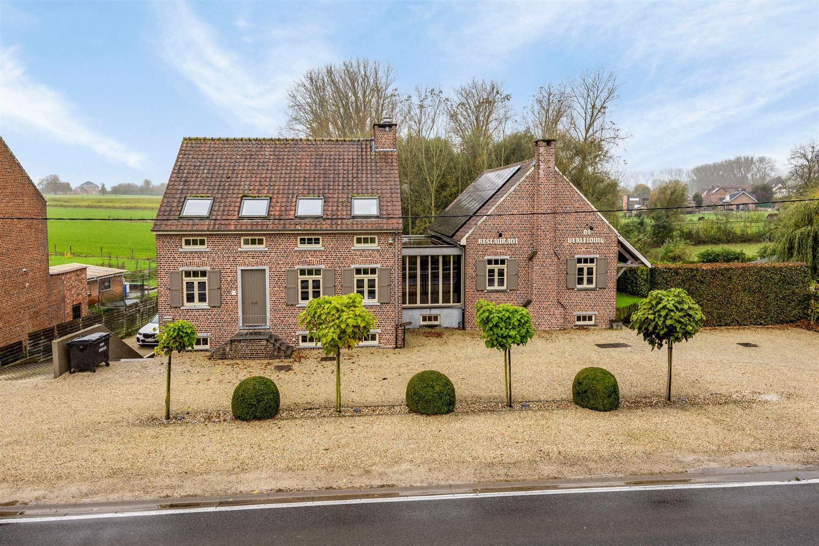 Horeca-zaak met woonst op toplocatie te koop te Gooik foto {{pictureIndex}}