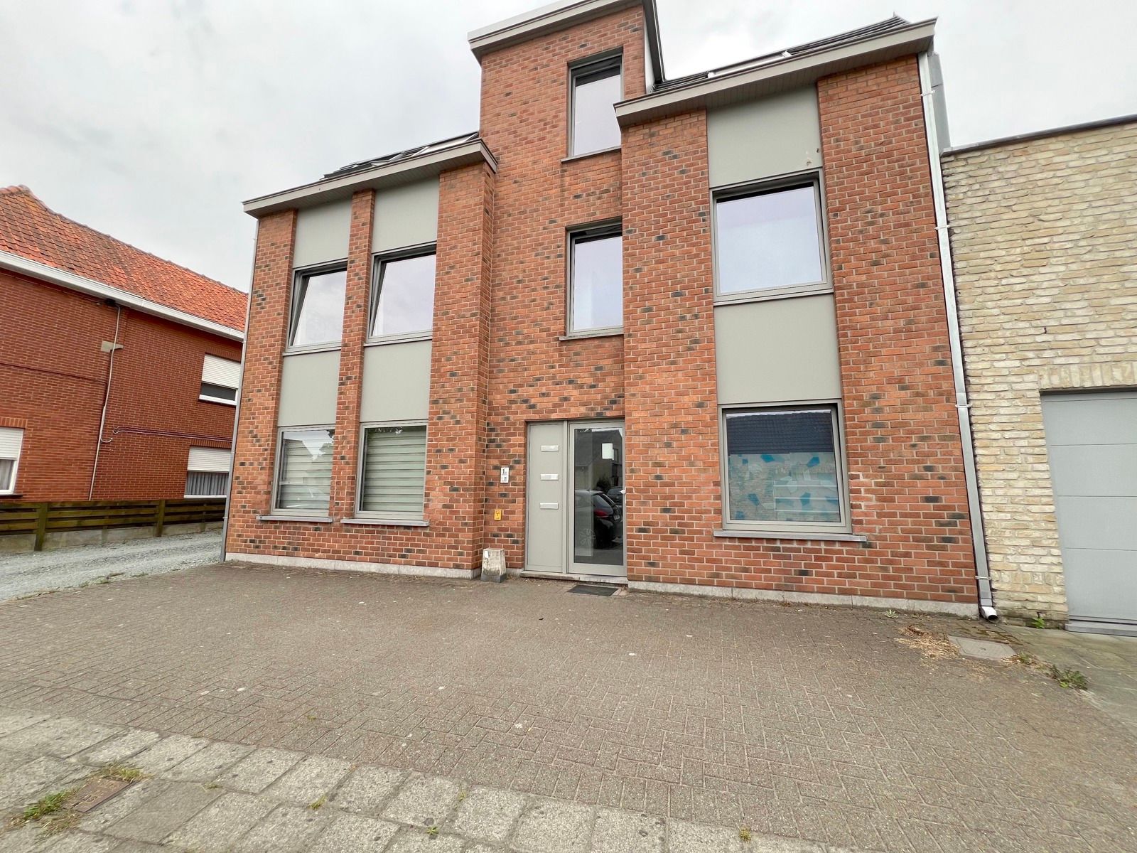 Instapklaar appartement met 2 slaapkamers, terras en garage foto 2