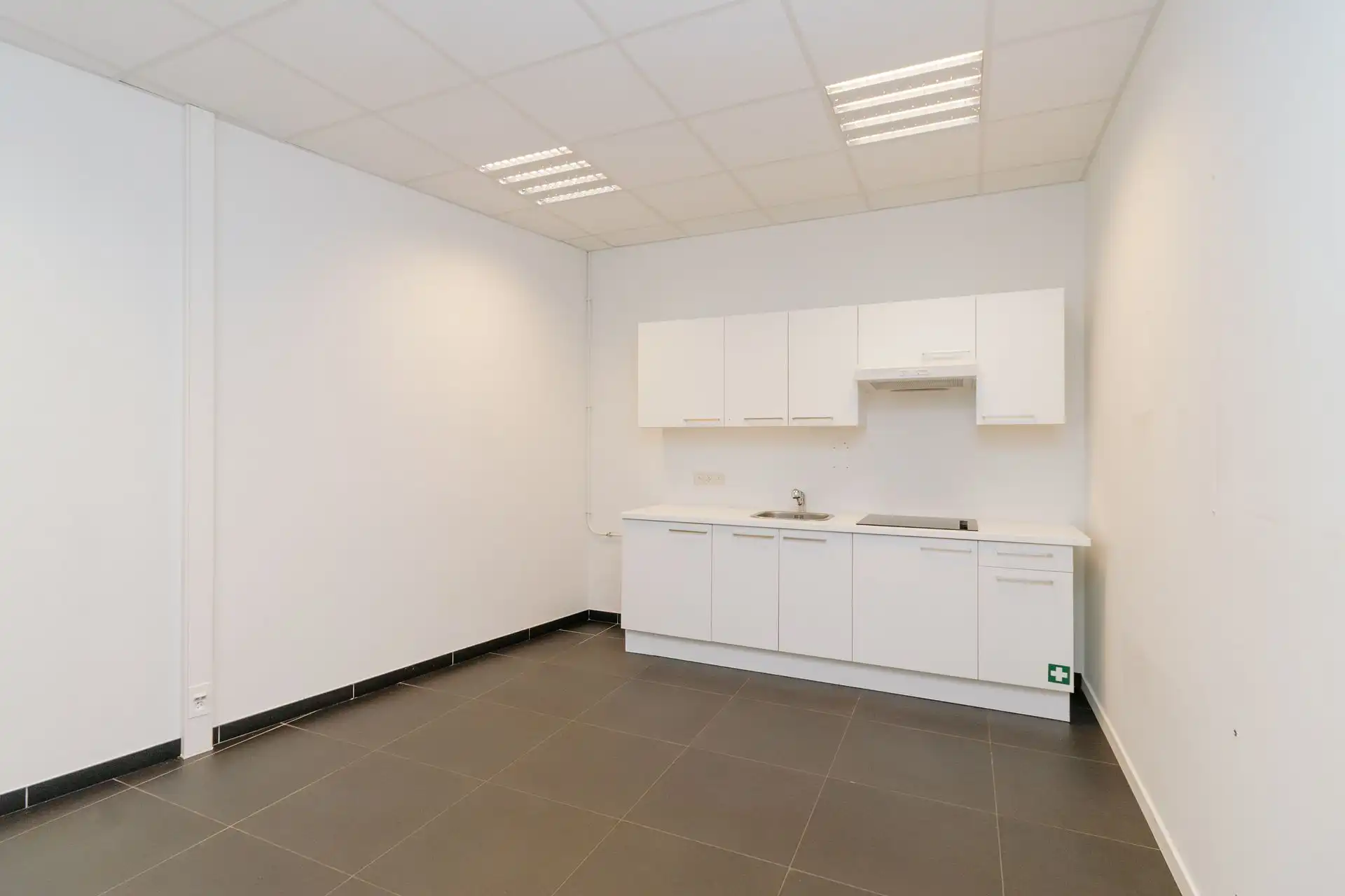 Handelspand met maximale zichtbaarheid in centrum Wilrijk foto 7