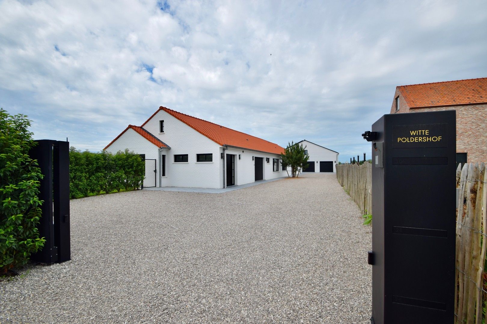 Volledig gerenoveerde koppelvilla met zuidgerichte tuin in het prestigieuze Woonerf Witte Poldershof, te Oostkerke. foto 1