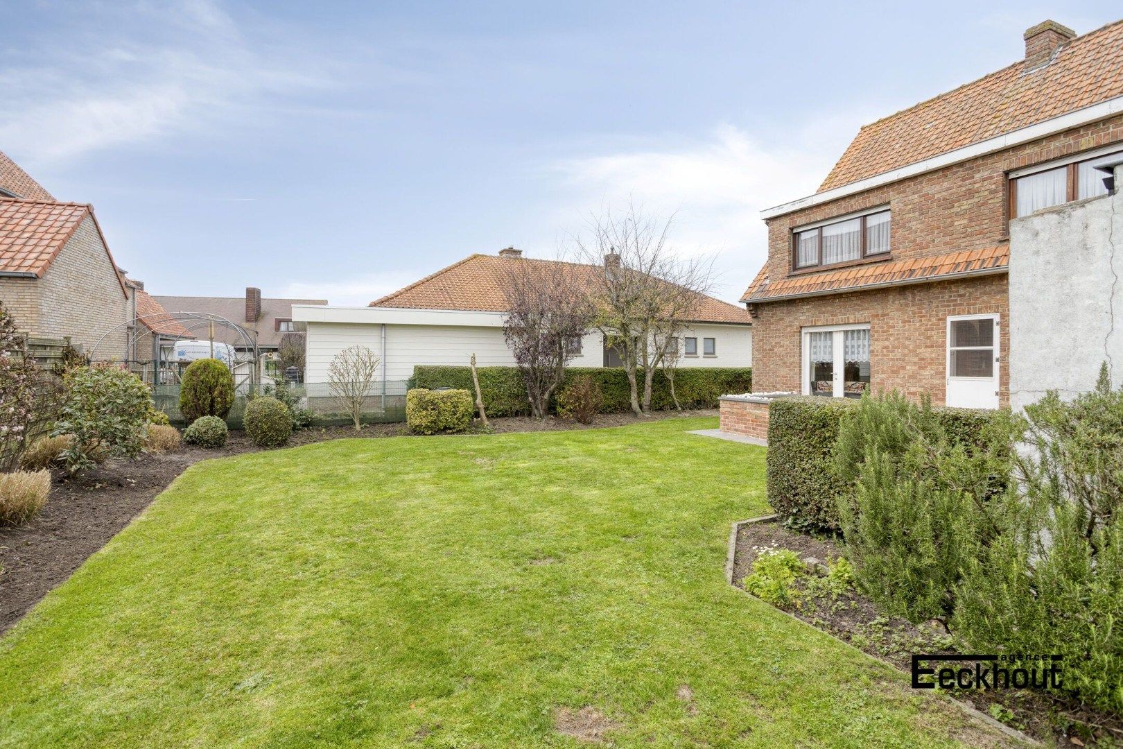 Charmante woning met verzorgde tuin en garage op wandelafstand van het strand te Bredene! foto 2