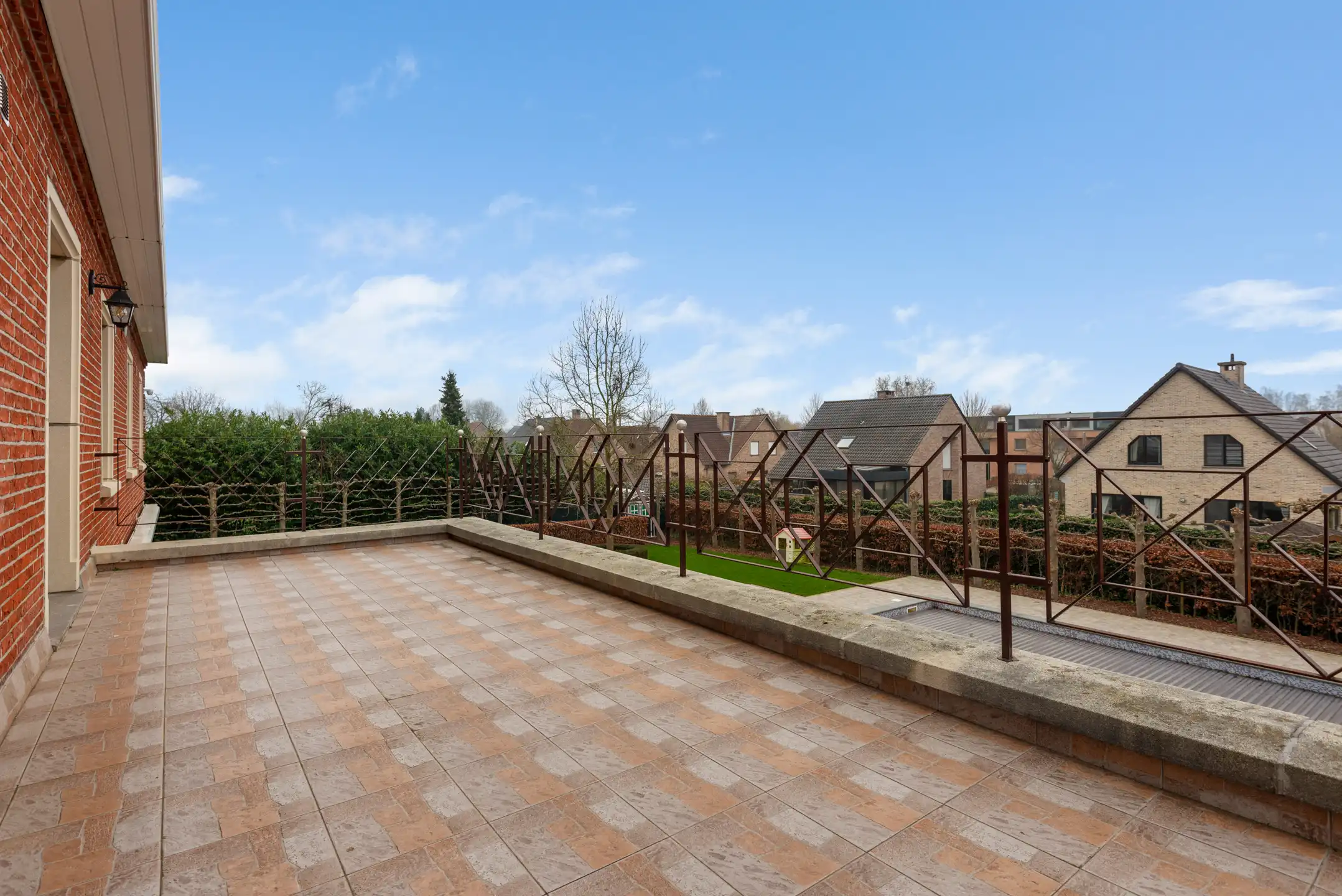 Unieke volledig gerenoveerde Villa met 5 slaapkamers, 2 badkamers, garage, groot terras, ruime tuin, zwembad, fitnessruimte en oprit op een terrein van 16 are 80 ca foto 24
