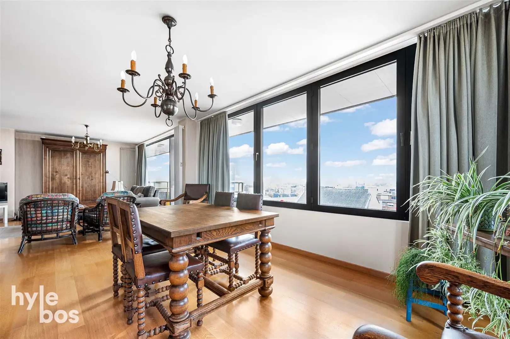 Centraal gelegen 3 slaapkamer appartement met parking foto 8