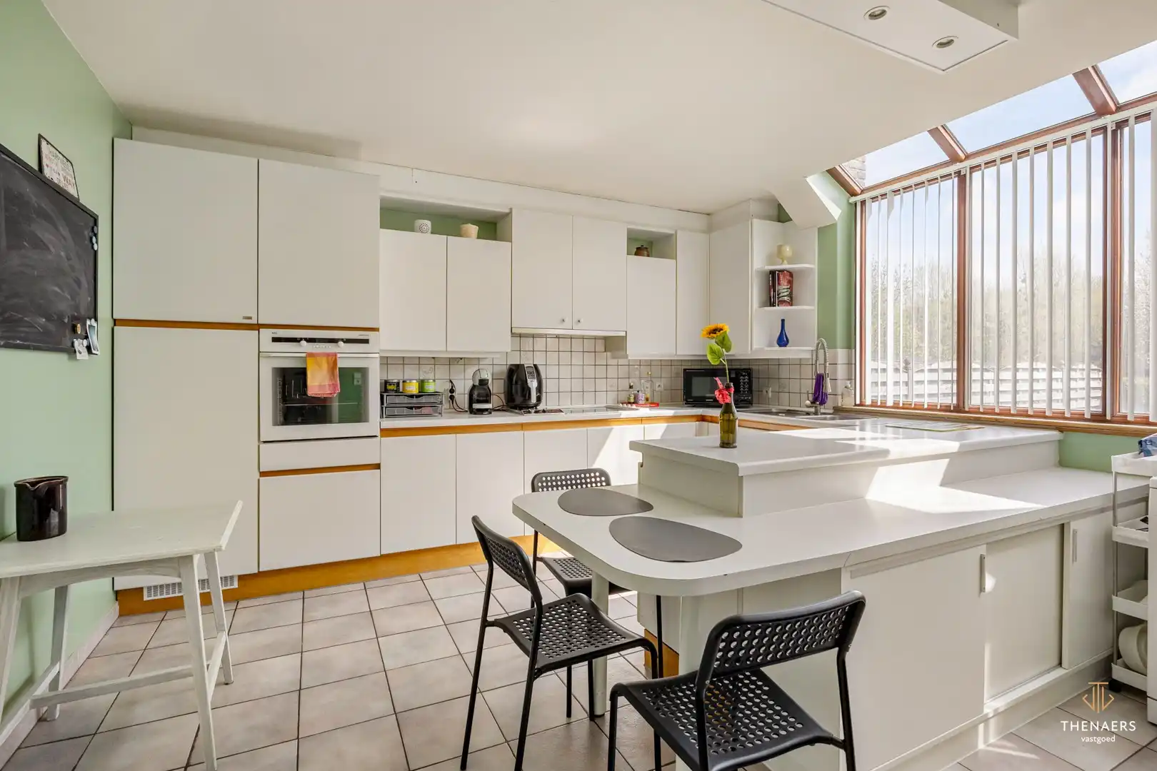 Ruime halfopen woning met 3 slaapkamers en prachtige tuin. foto 9