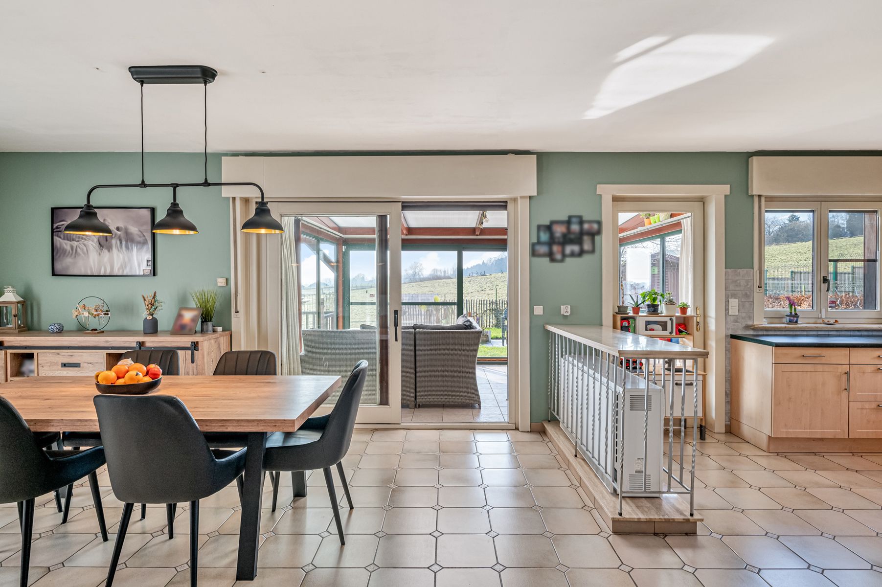 Ruime open bebouwing met zonnepanelen in residentiële wijk foto 9