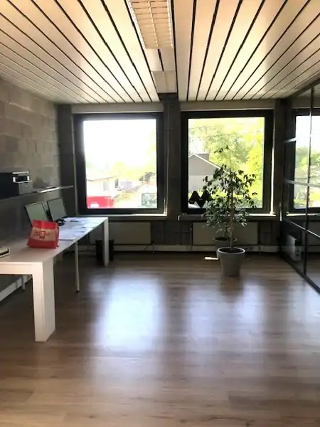 HANDELSPAND - BUREEL TE HUUR MET 3 STAANPLAATSEN foto 3