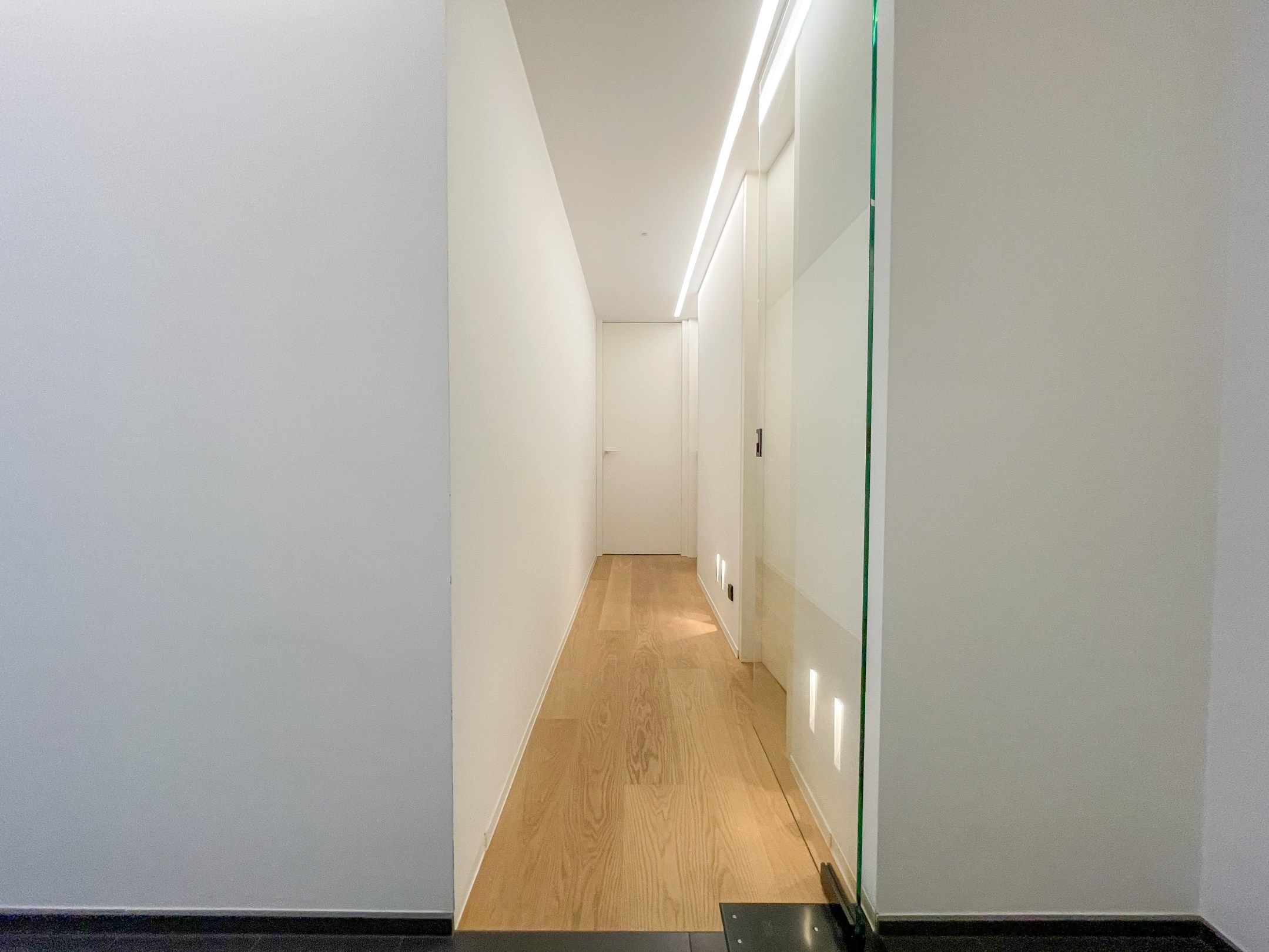 Uitzonderlijk, luxueus afgewerkt hoekappartement met frontaal zeezicht. foto 26