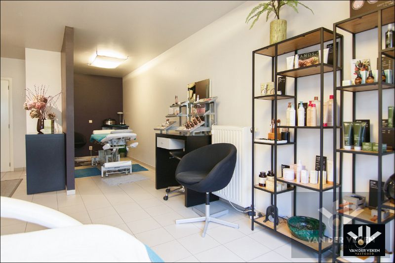 Energiezuinige, instapklare en ruime praktijkwoning met ideale ligging, tal van mogelijkheden en dubbele garage foto 8