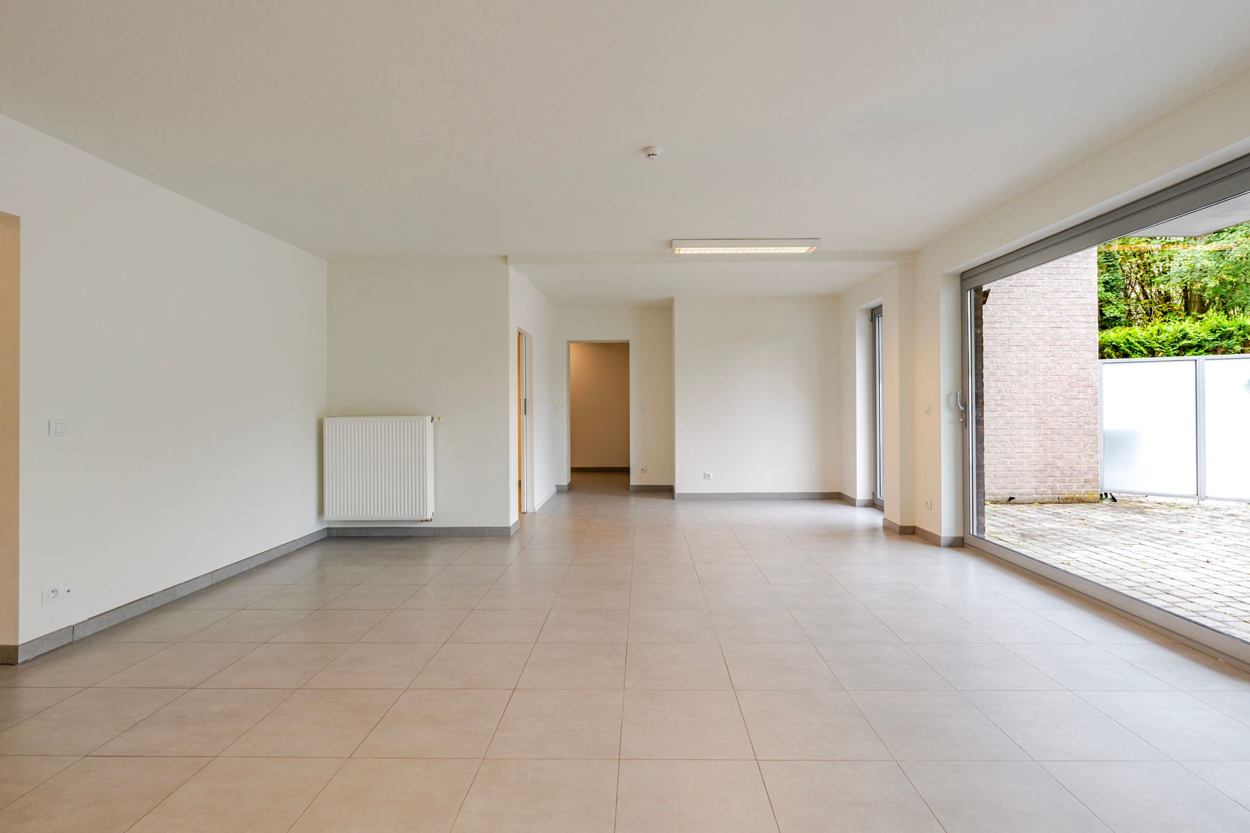 Instapklaar 2 slaapkamer appartement met grote tuin foto 2