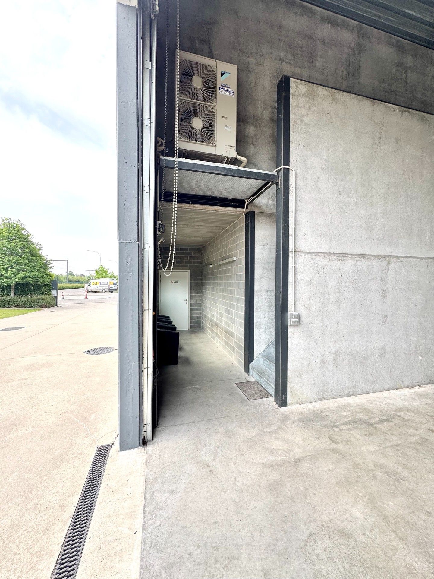 MAGAZIJN MET BURELEN IN KMO ZONE INDUSTRIE foto 10