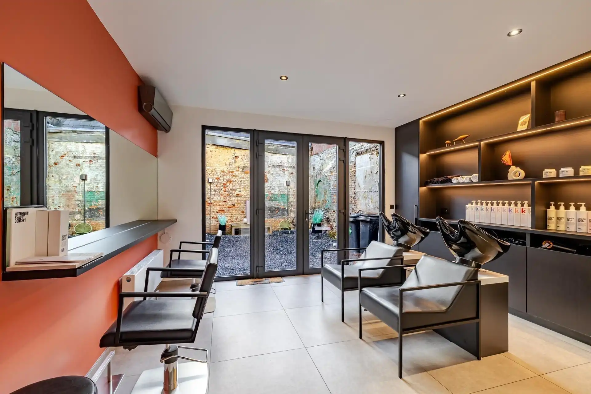 Stijlvol handelspand met kwalitatieve afwerking en charmant appartement met terras foto 17