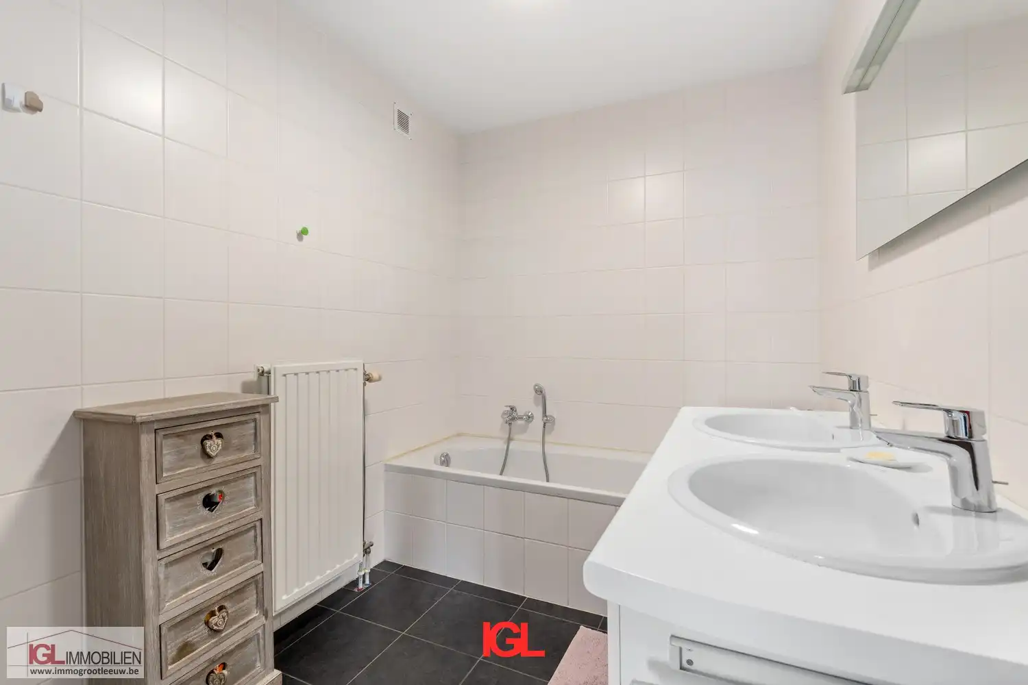 Ruim duplexappartement met 5 slaapkamers, een zonnig terras & 2 staanplaatsen foto 9