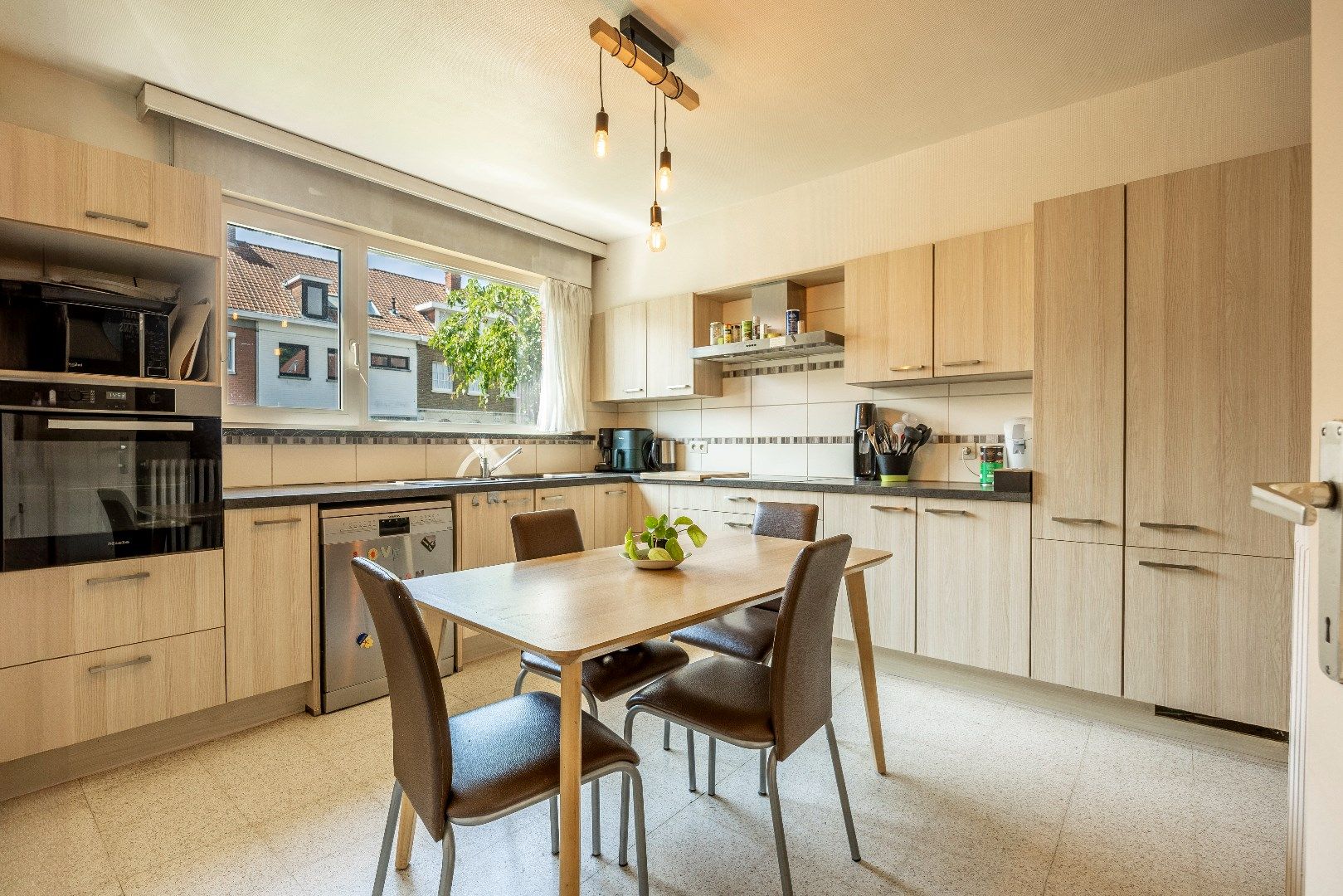 KLOEKE WONING MET 3 SLAAPKAMERS EN TUIN foto 2