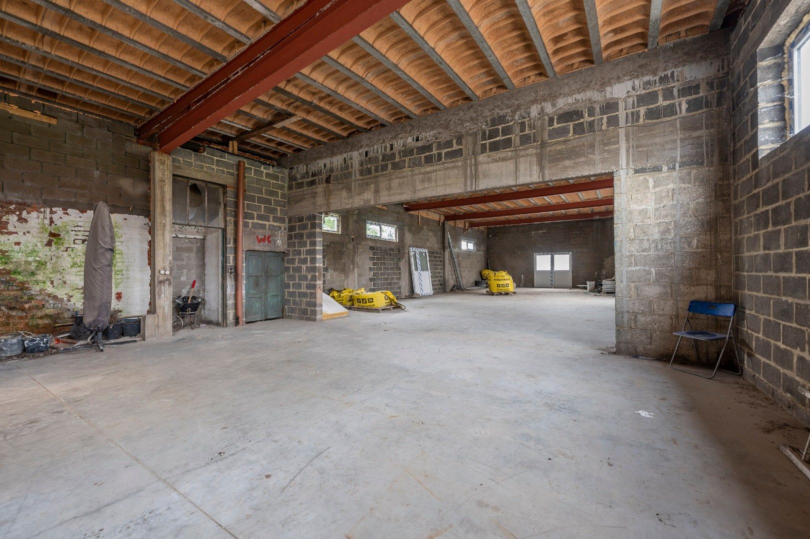 Ruim atelier (340m²) met woonst! foto 3