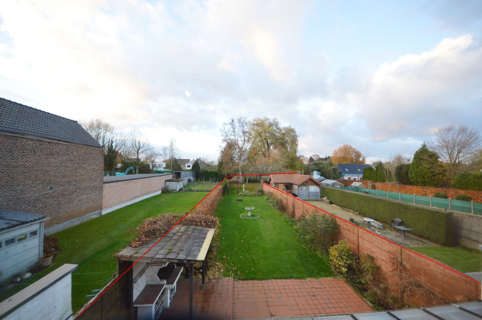 RUIME WONING 4 SLPK, GARAGE EN RUIME TUIN foto 3