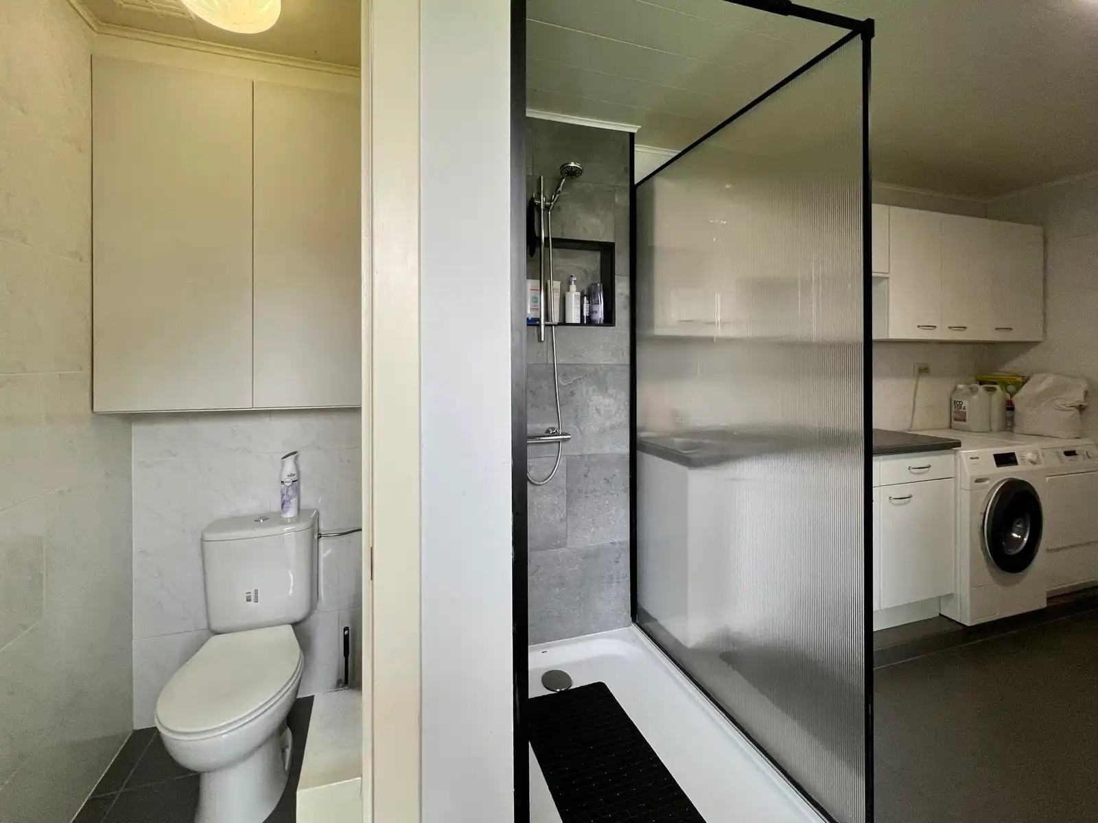 Ruime woning met 6 slk, 2 badk, 2 keukens en dubbele garage foto 9