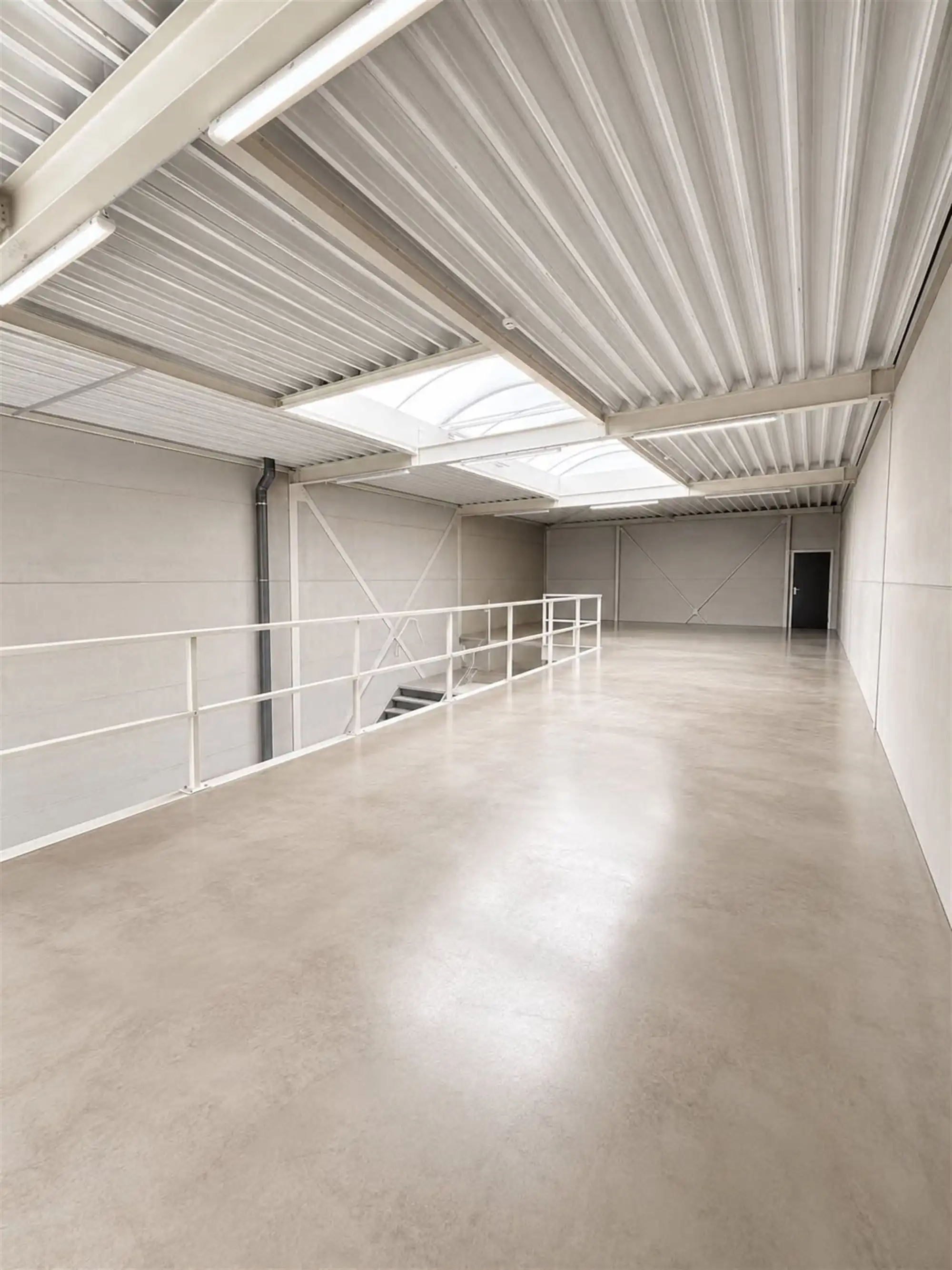 Modern magazijn te Lier met sectionaal poort en 2 autostaanplaatsen foto 3