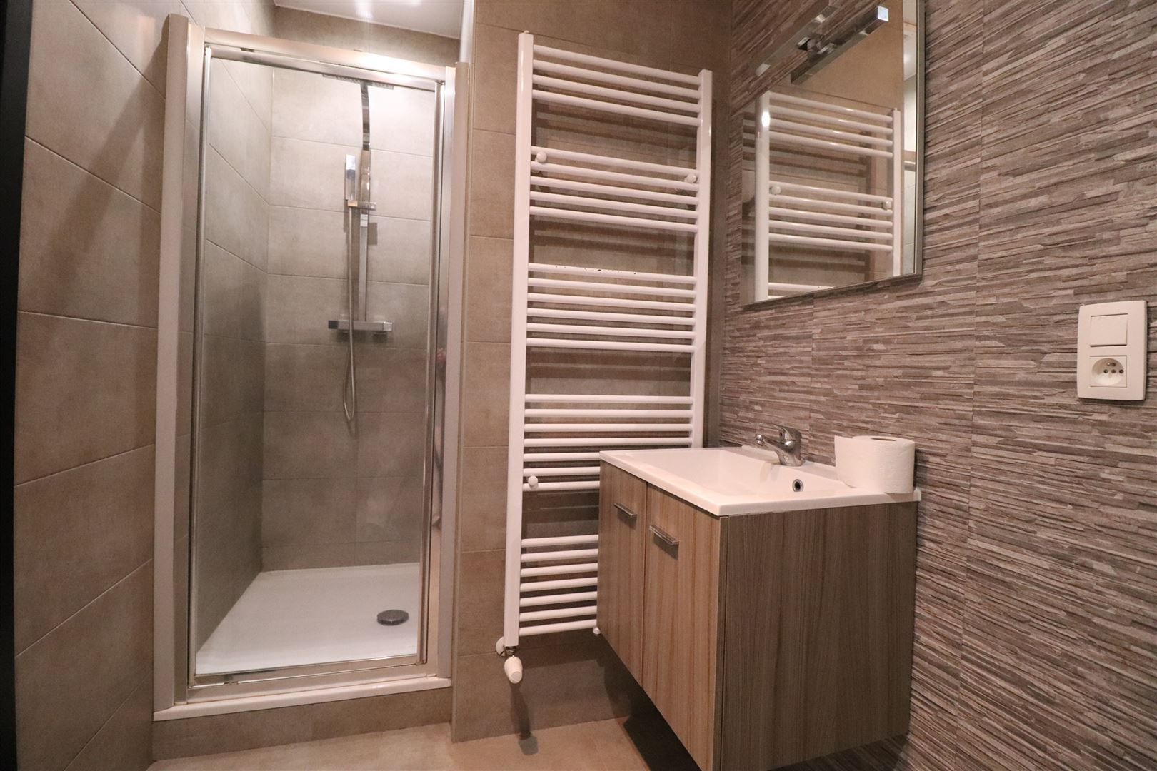 Gerenoveerd gelijkvloers appartement met terras foto 8