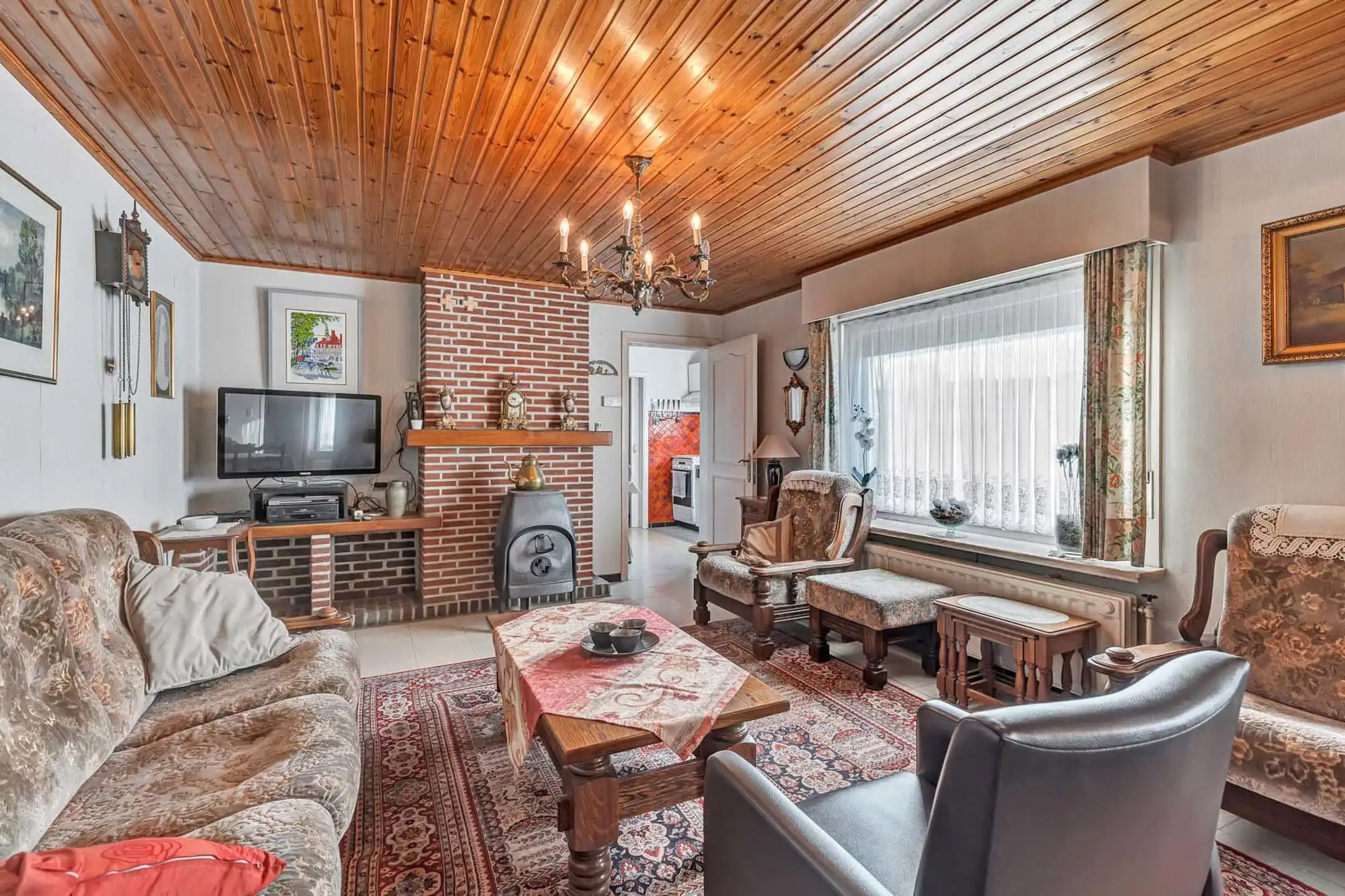 Te renoveren halfopen woning met losstaande garage en grote tuin  foto 3