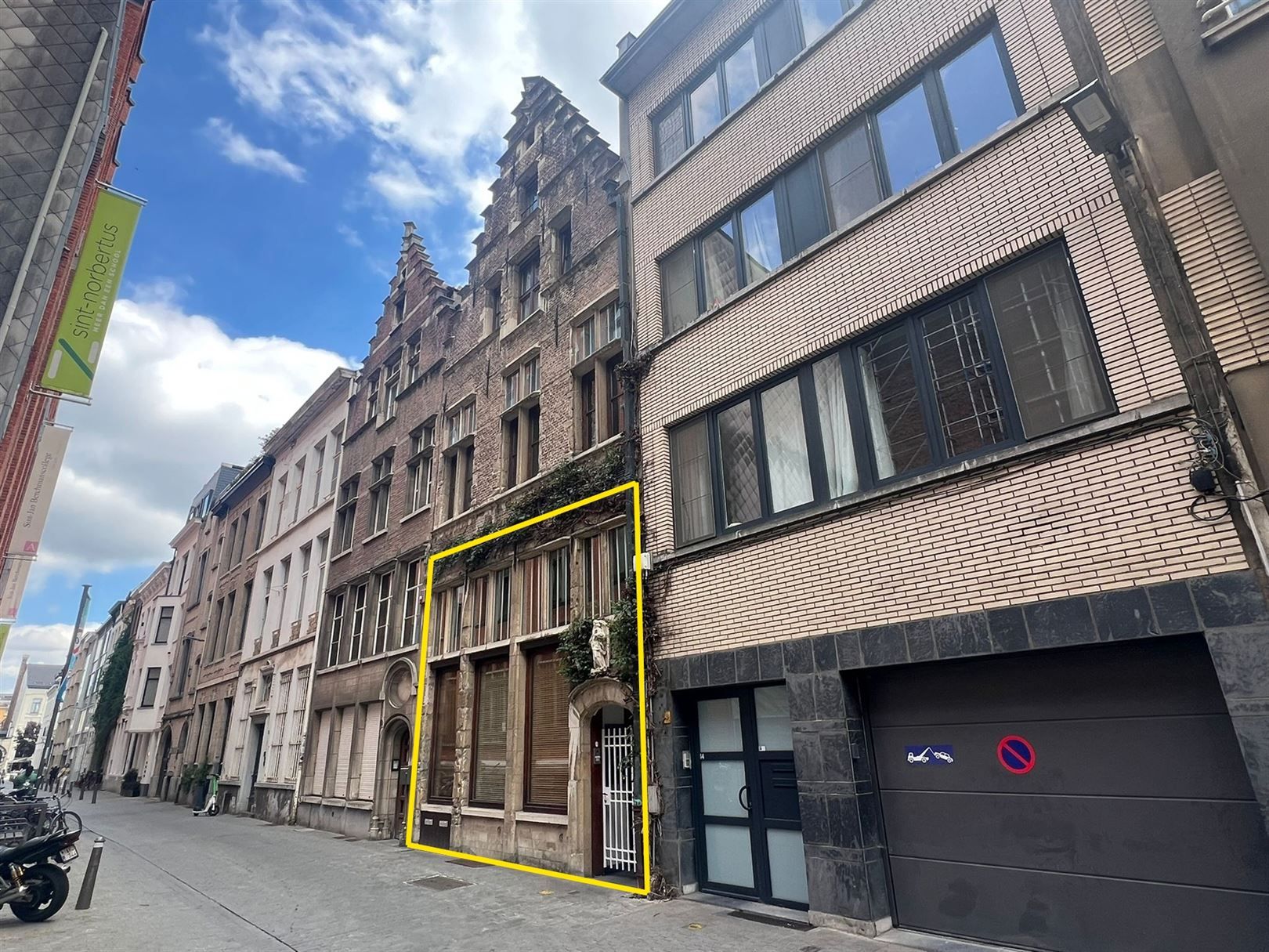 Gelijkvloers kantoor in authentieke trapgevelwoning foto {{pictureIndex}}