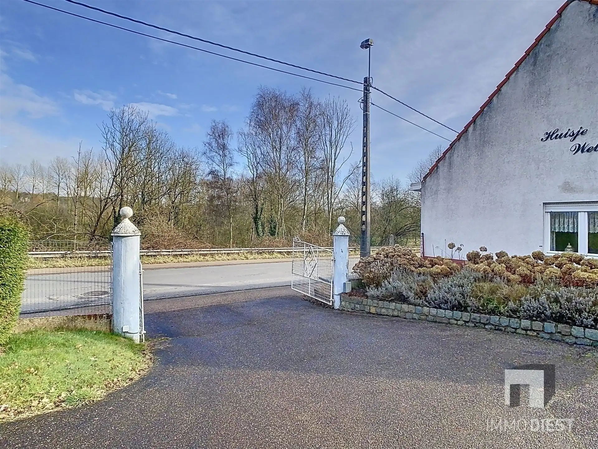 Woning met grote garage en stalling foto 24