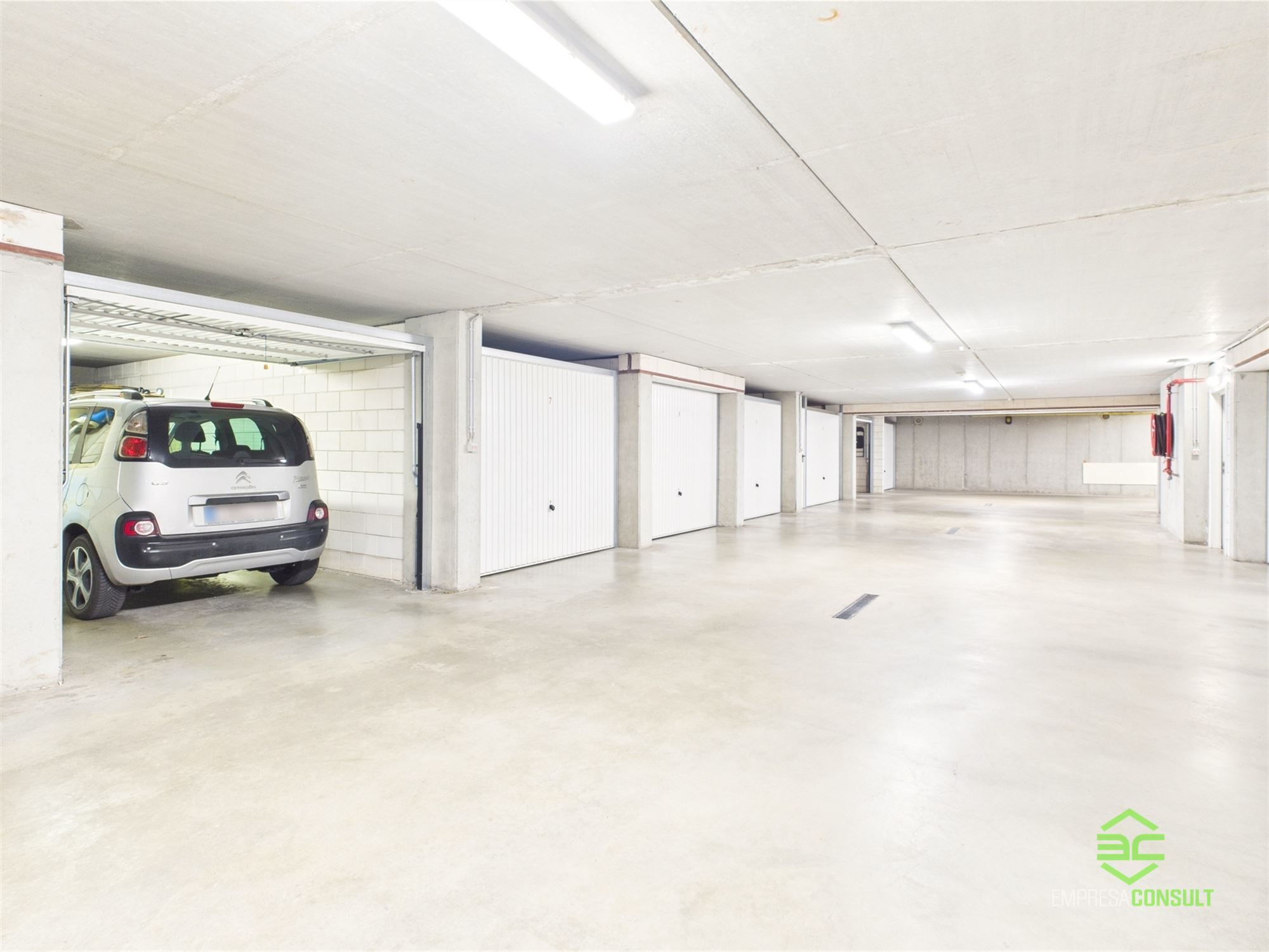 Hoogwaardig afgewerkt gelijkvloers app met 3 slpk en garage! foto 16