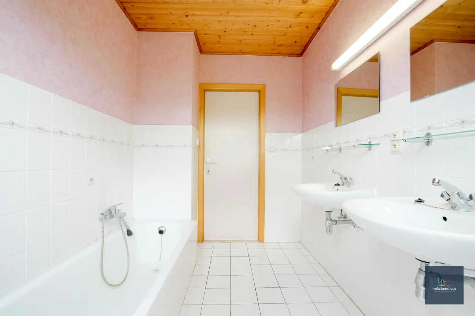 Verzorgde woning in rij met tuin en dubbele garage foto 19