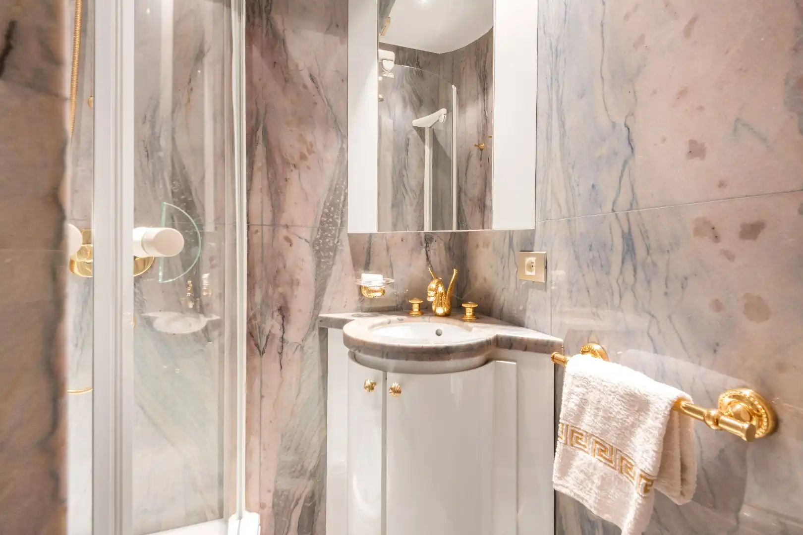 Luxueus ingericht appartement aan de zonnekant van de Dumortierlaan. Parking in het gebouw mgl. foto 14