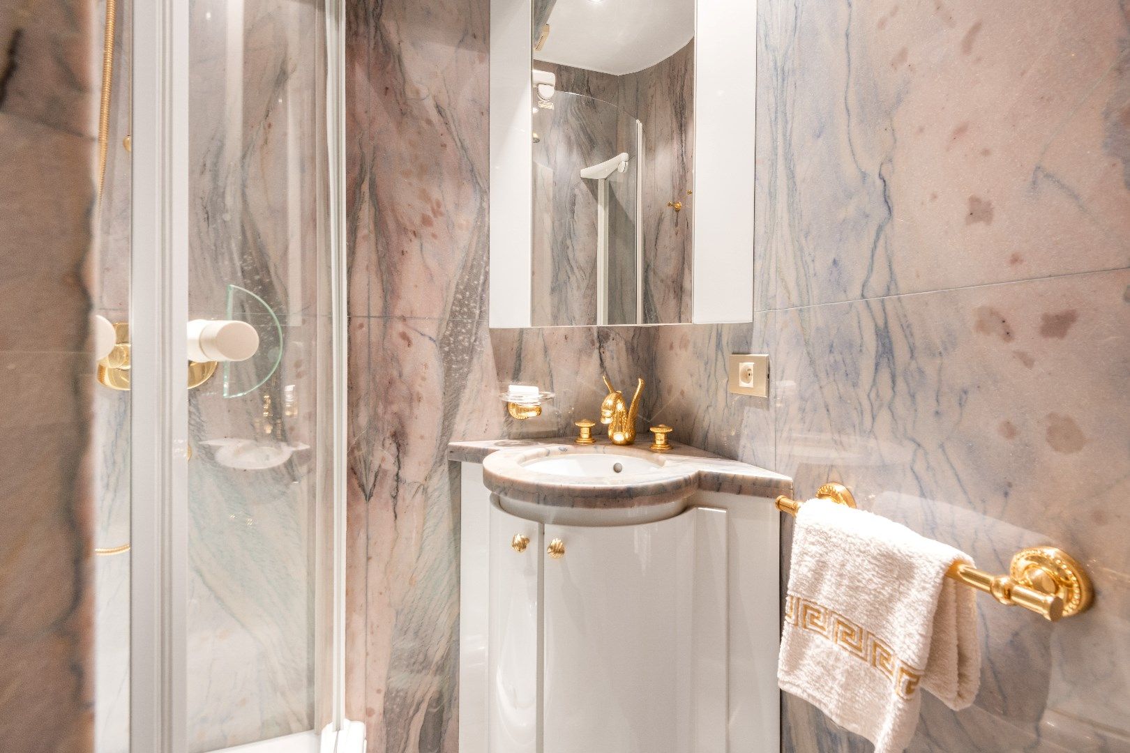 Luxueus ingericht appartement aan de zonnekant van de Dumortierlaan. Parking in het gebouw mgl. foto 14